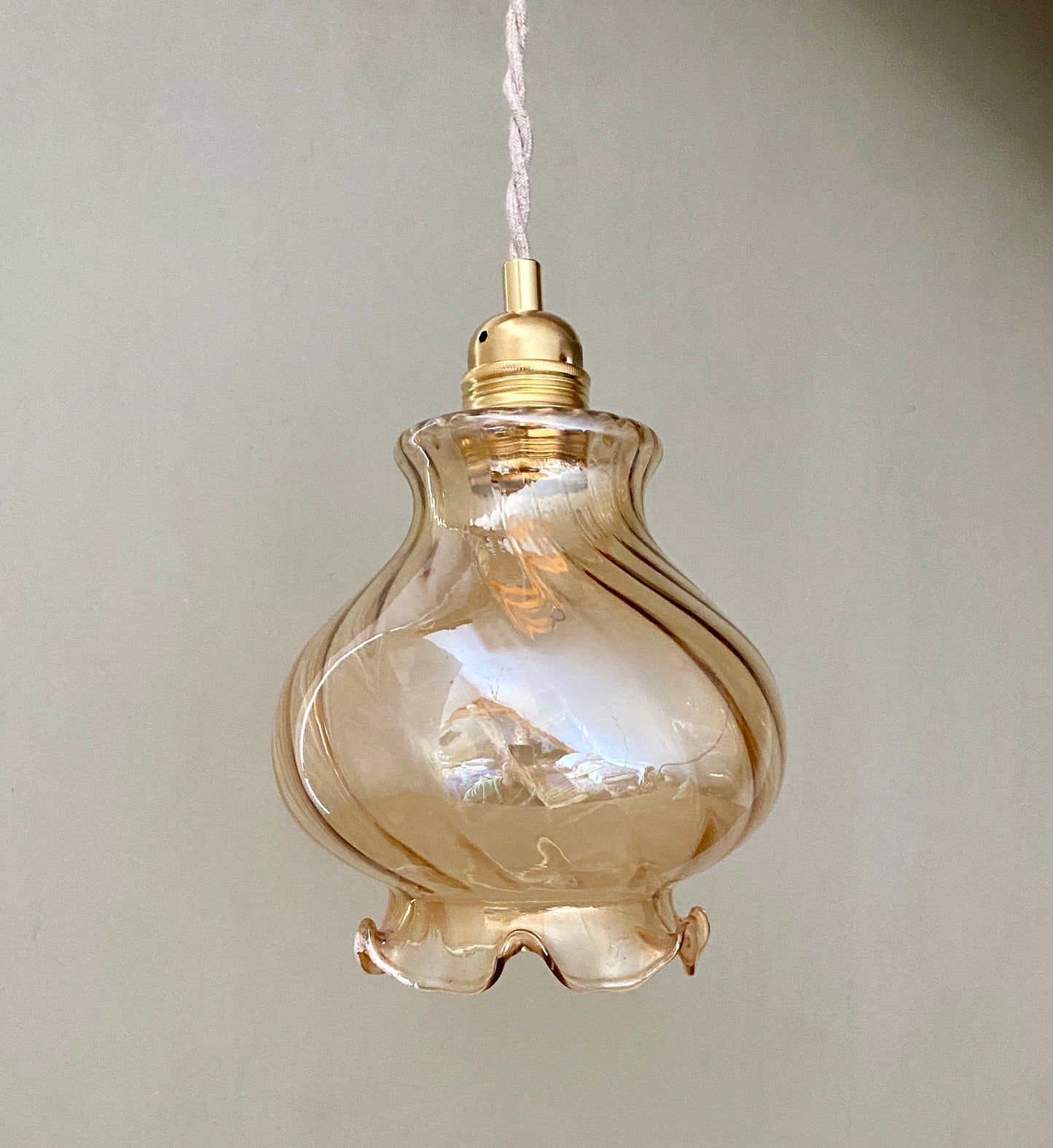 Suspension globe vintage en verre ambré