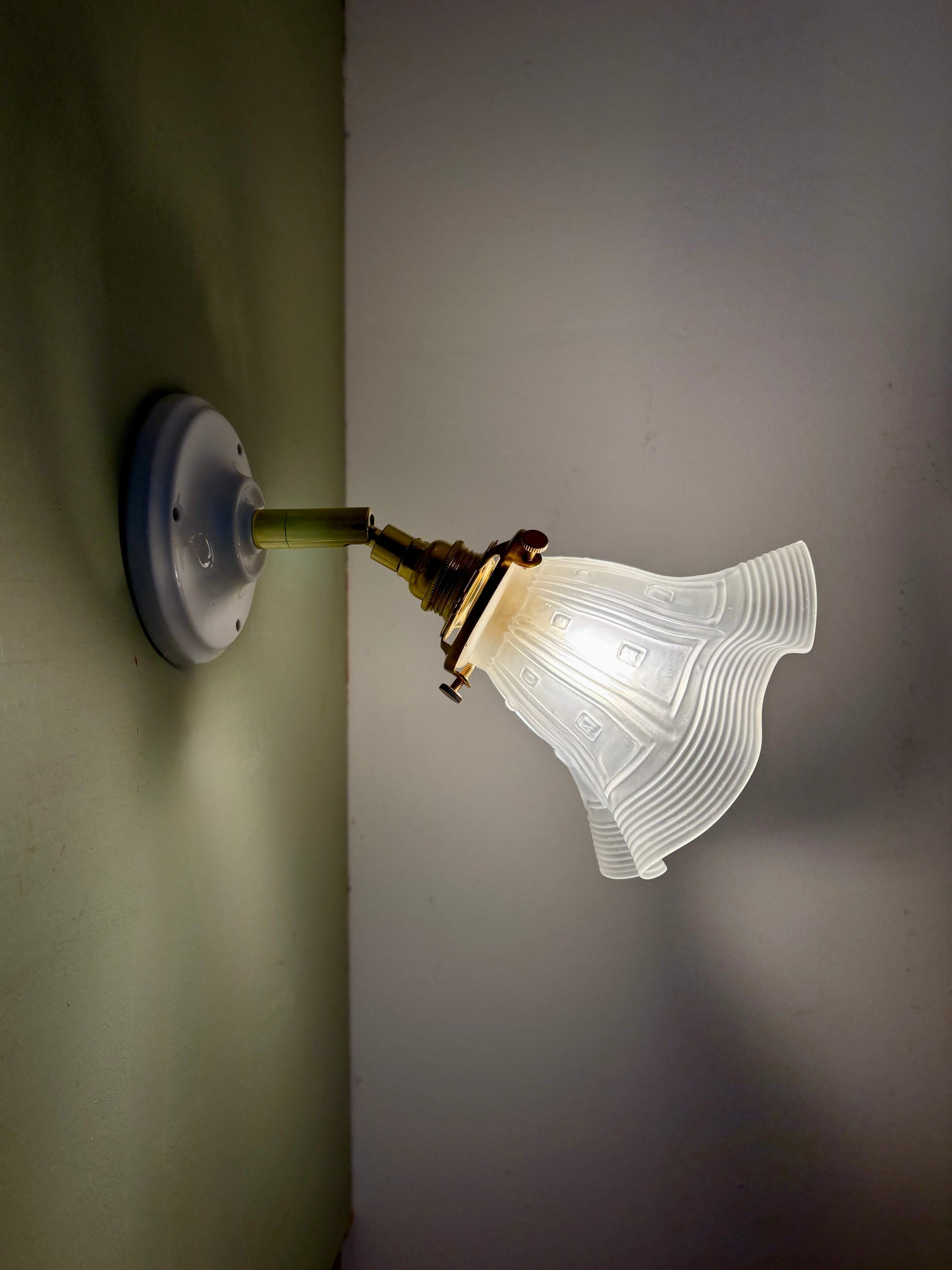 Applique tulipe vintage en verre dépoli