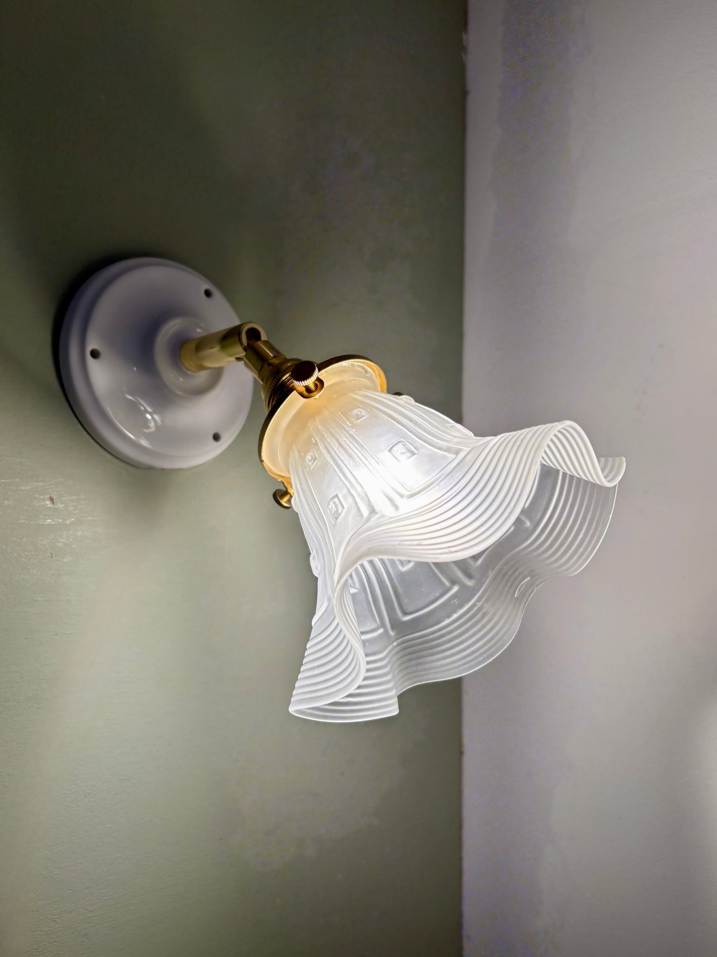 Applique tulipe vintage en verre dépoli