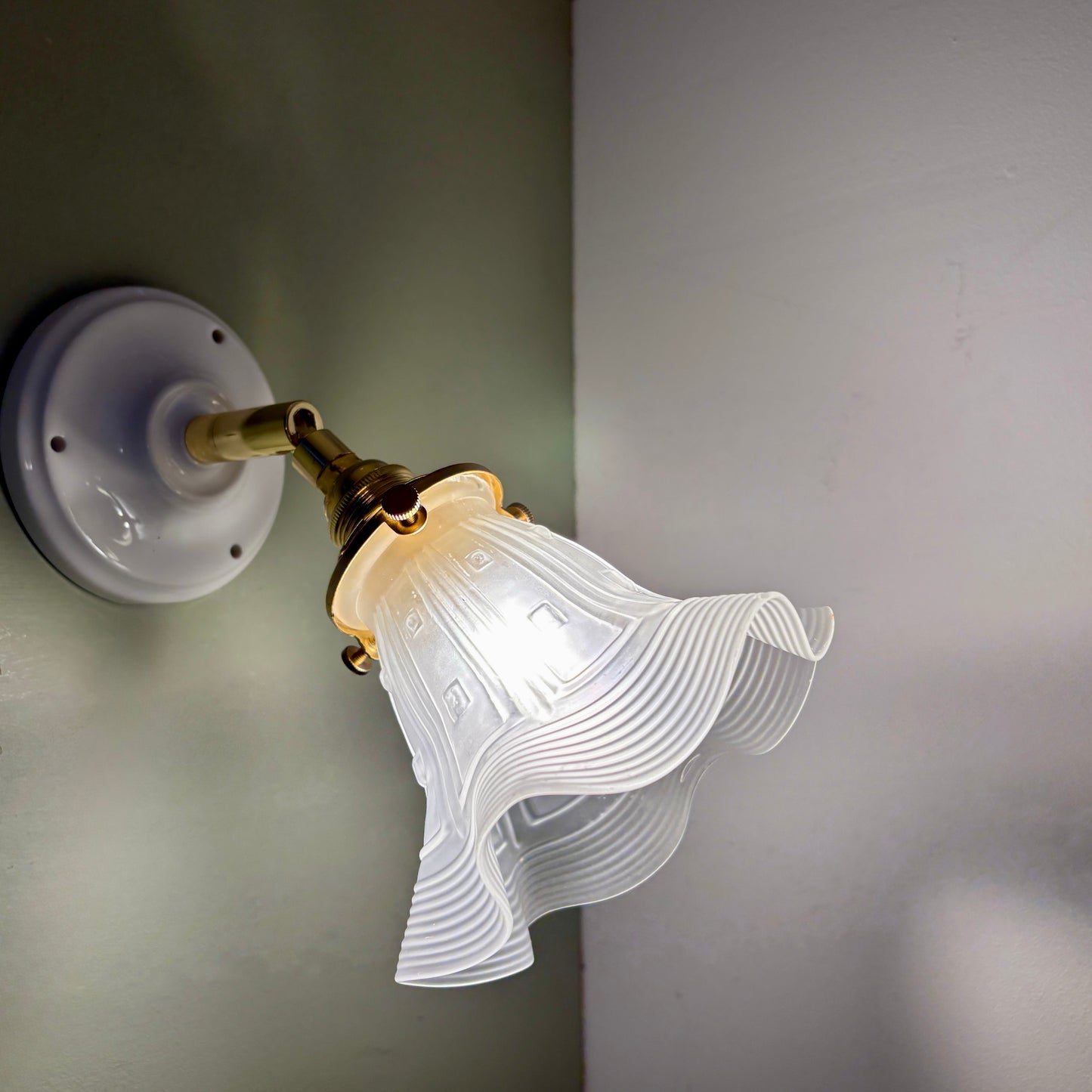 Applique tulipe vintage en verre dépoli