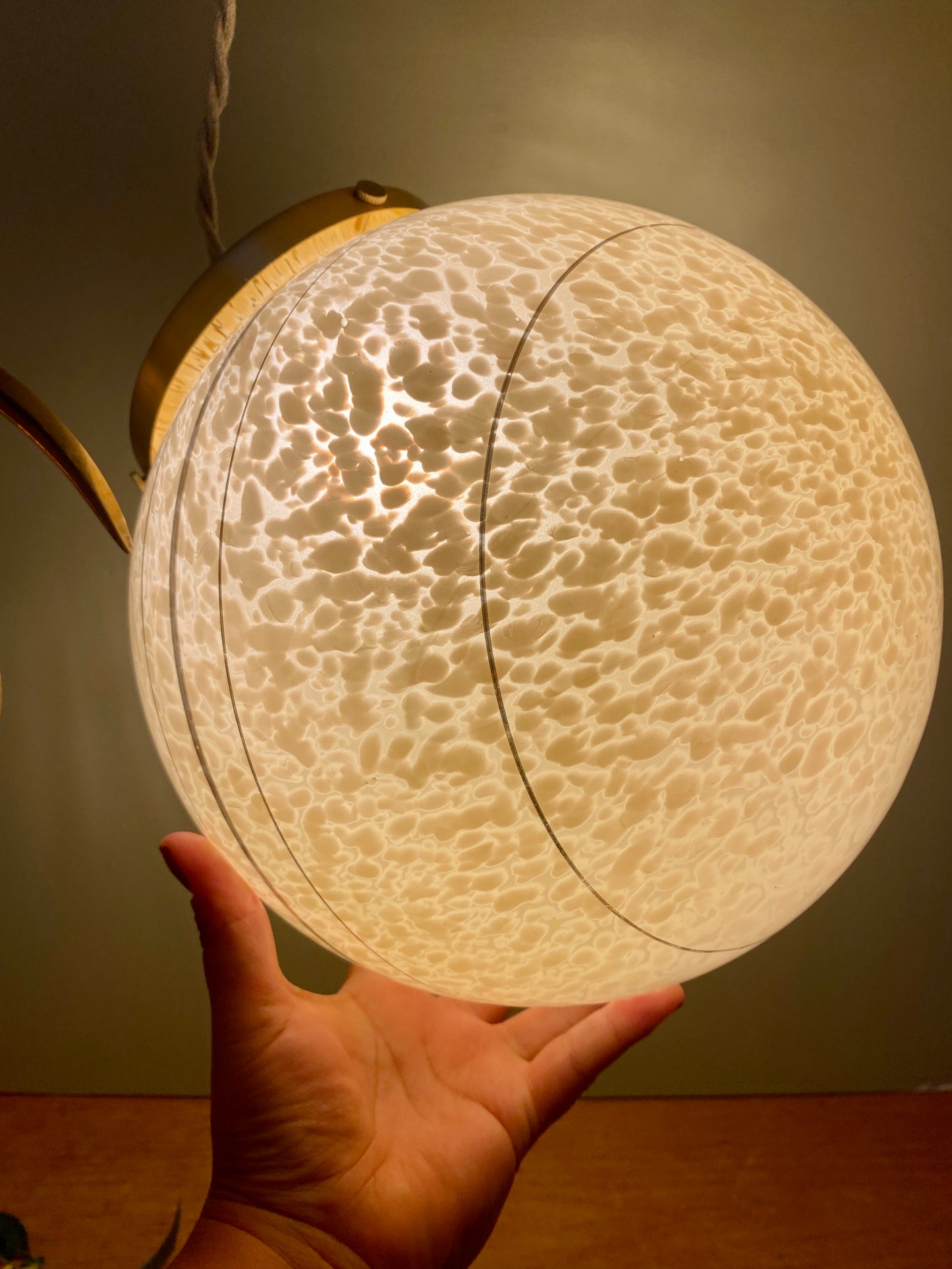 Suspension globe vintage en verre de clichy jaune et doré XXL