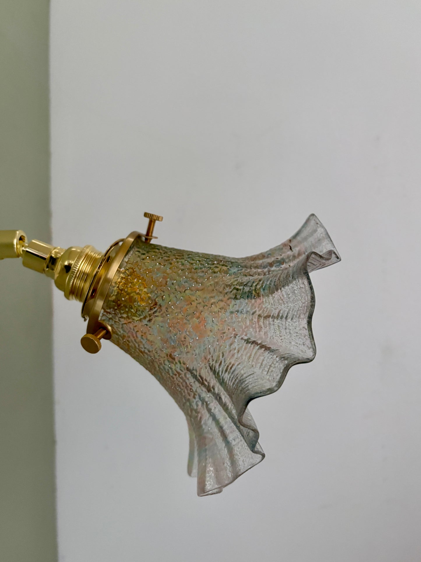 Applique tulipe vintage en verre irisé