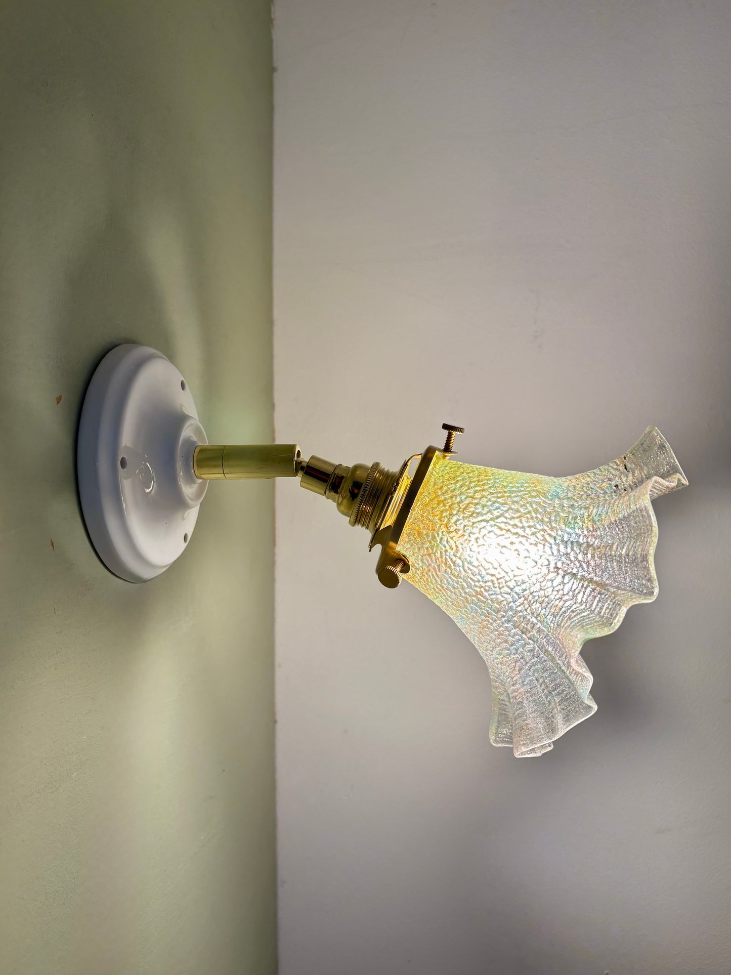 Applique tulipe vintage en verre irisé