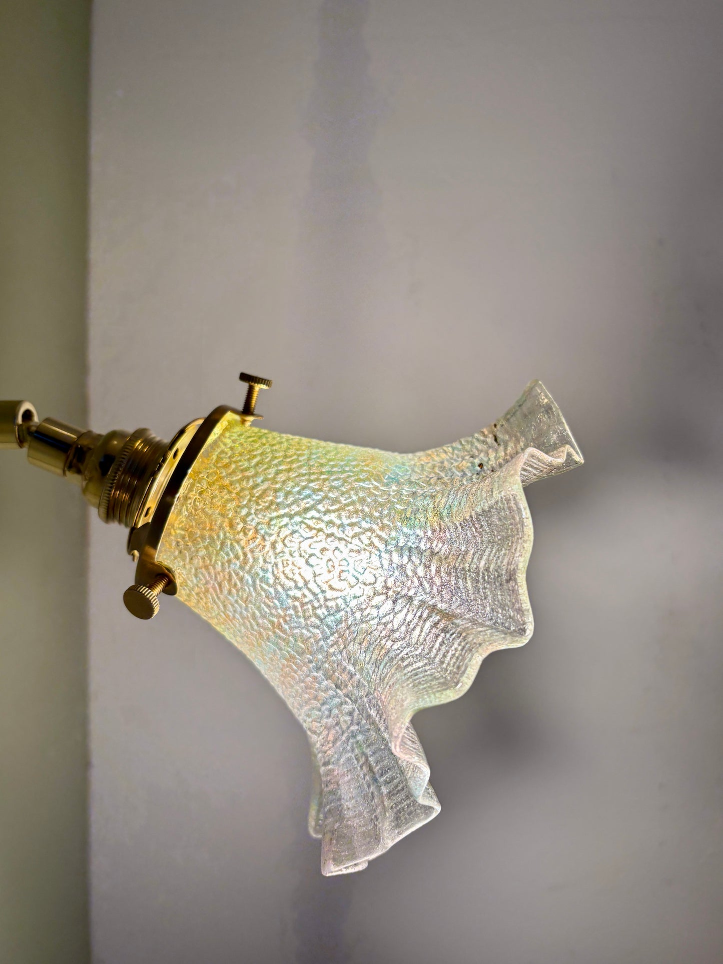 Applique tulipe vintage en verre irisé