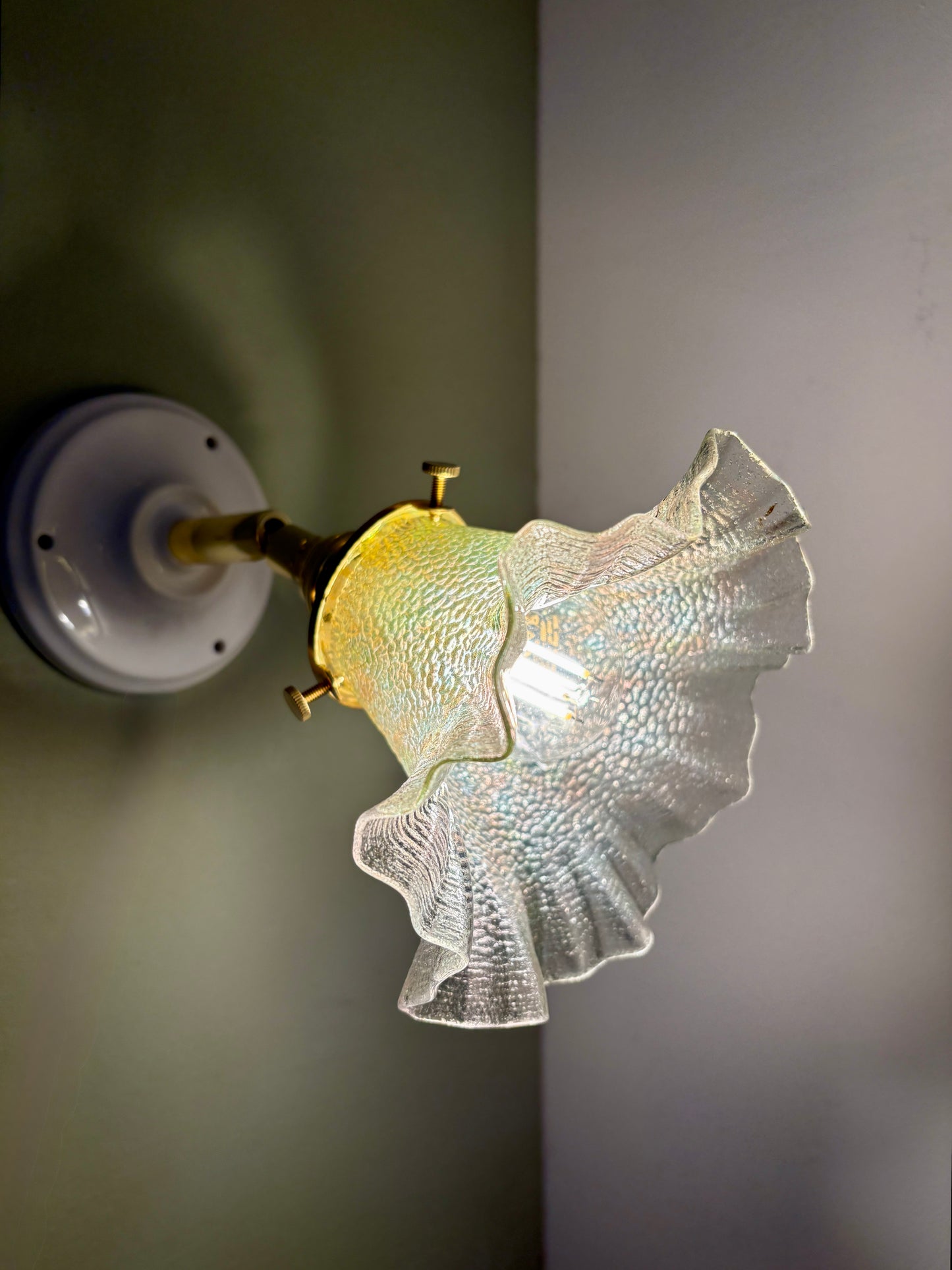 Applique tulipe vintage en verre irisé