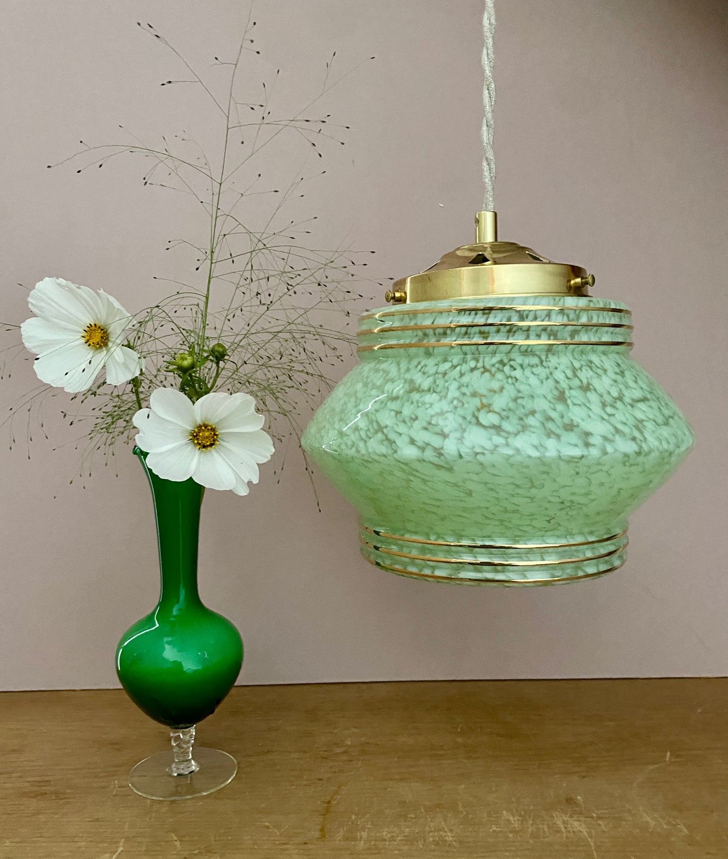 Suspension globe art déco en verre de Clichy vert mint et doré