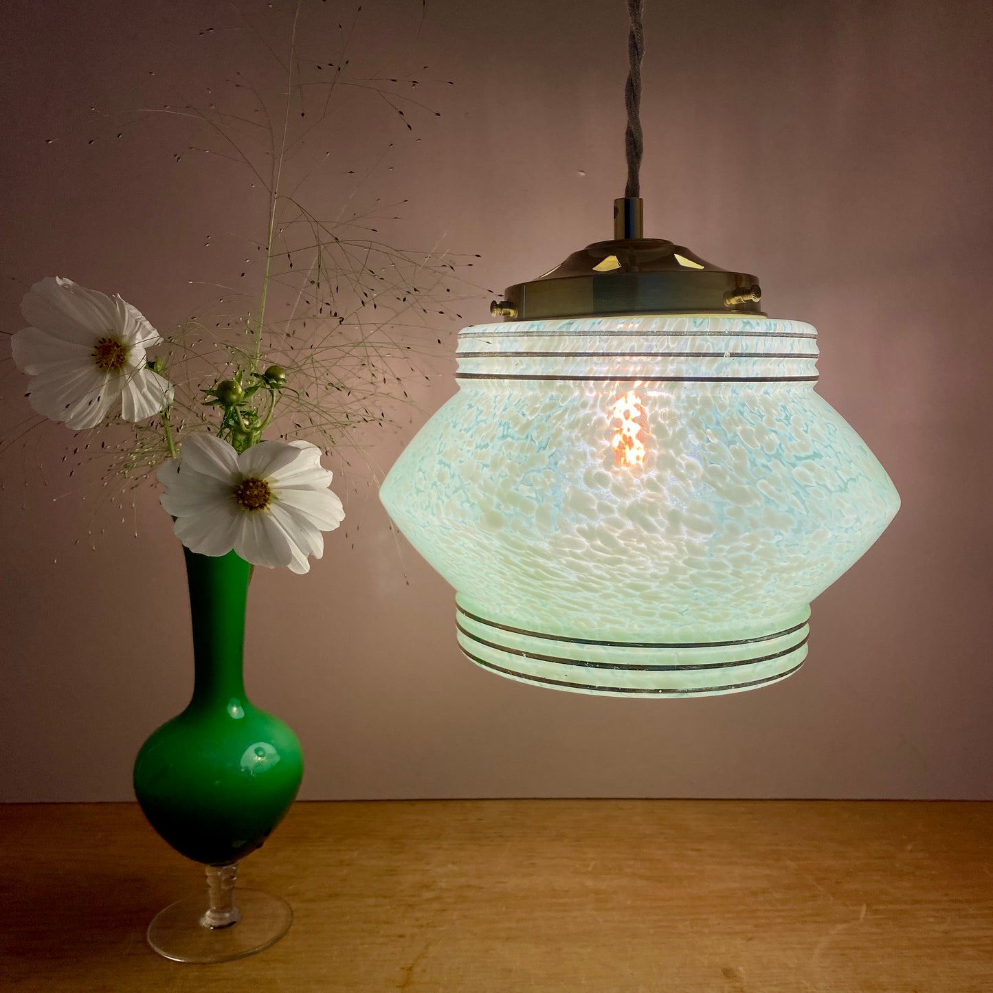 Suspension globe art déco en verre de Clichy vert mint et doré