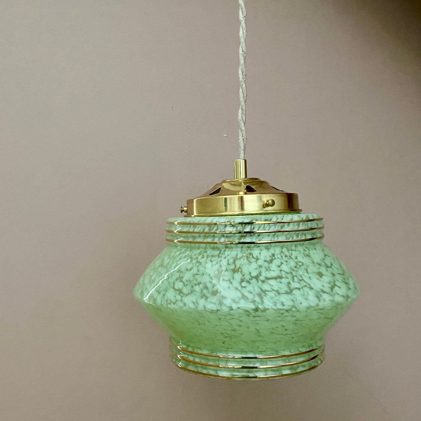 Suspension globe art déco en verre de Clichy vert mint et doré