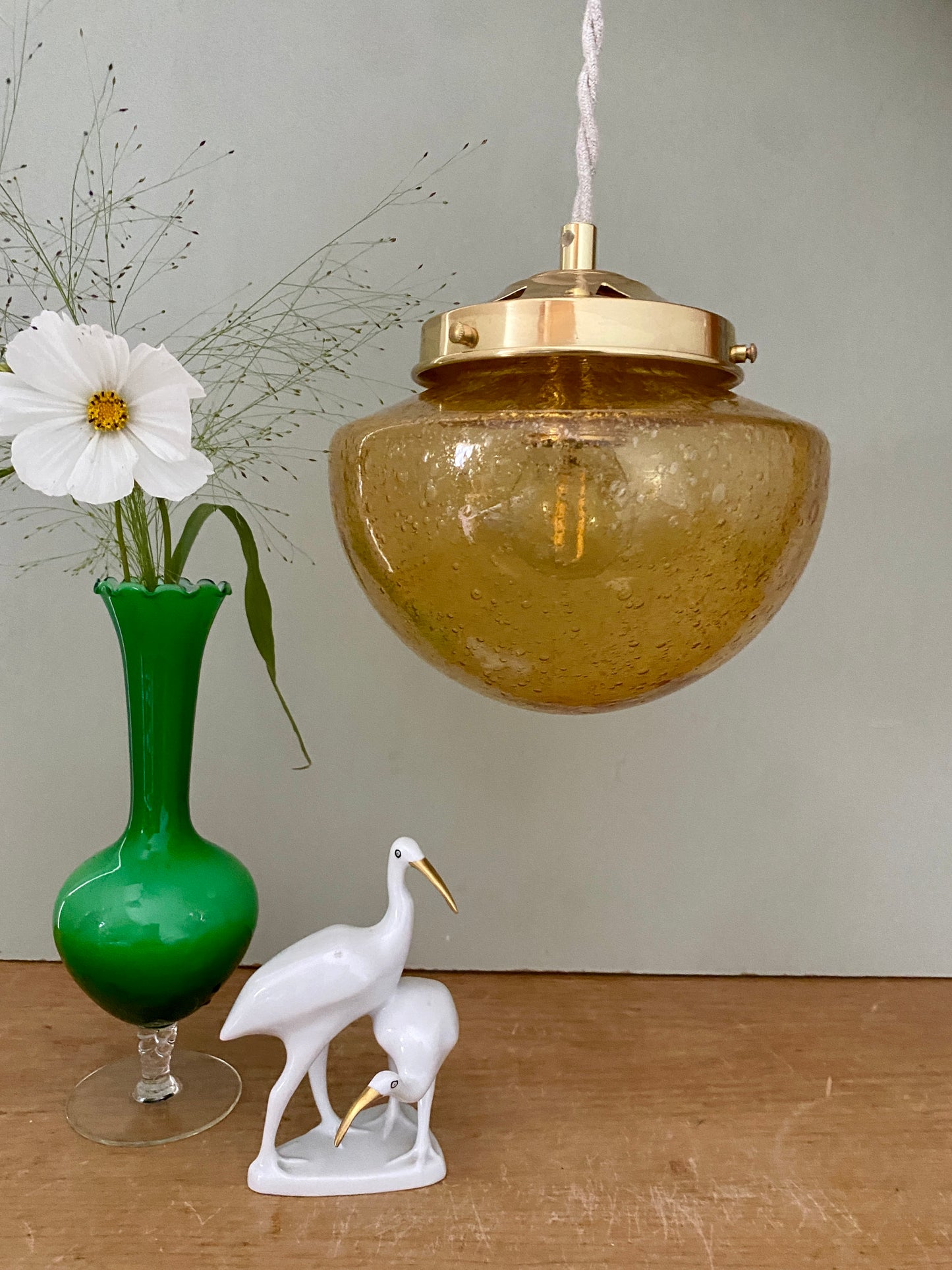 Suspension globe vintage en verre ambré bullé