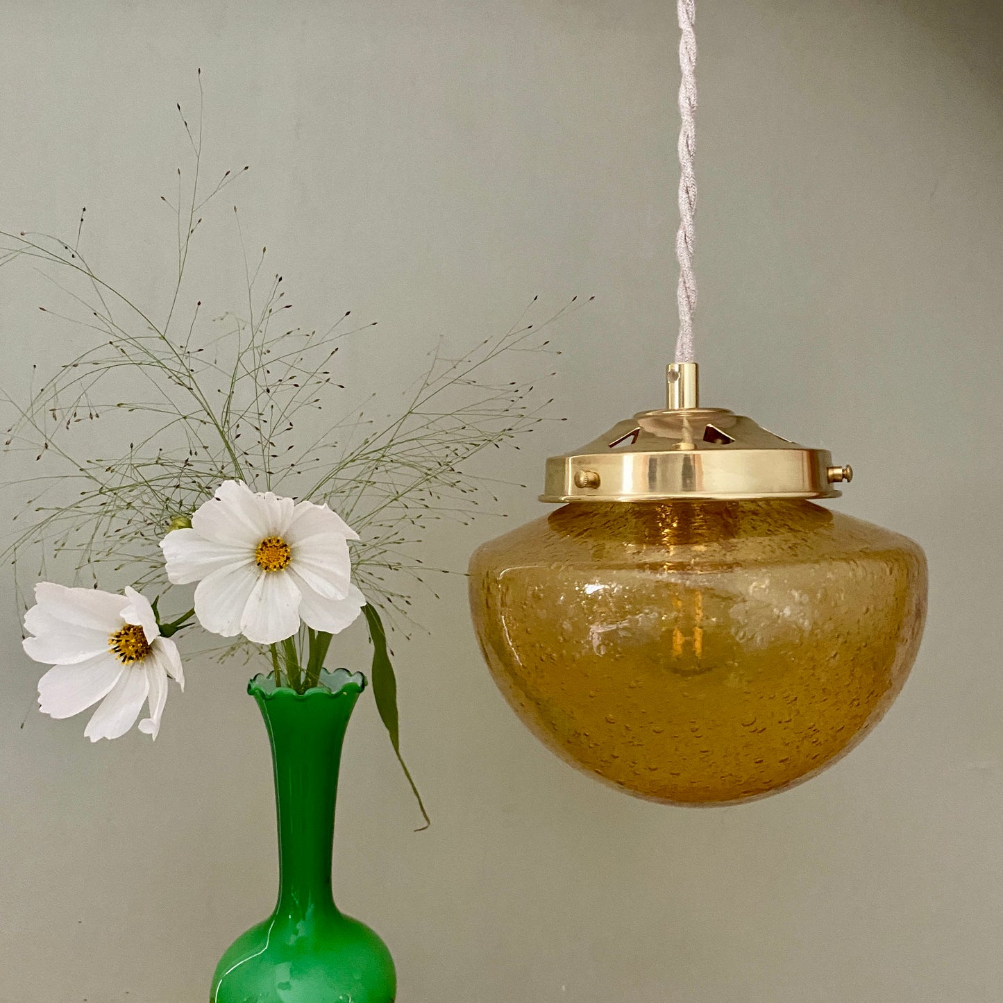 Suspension globe vintage en verre ambré bullé