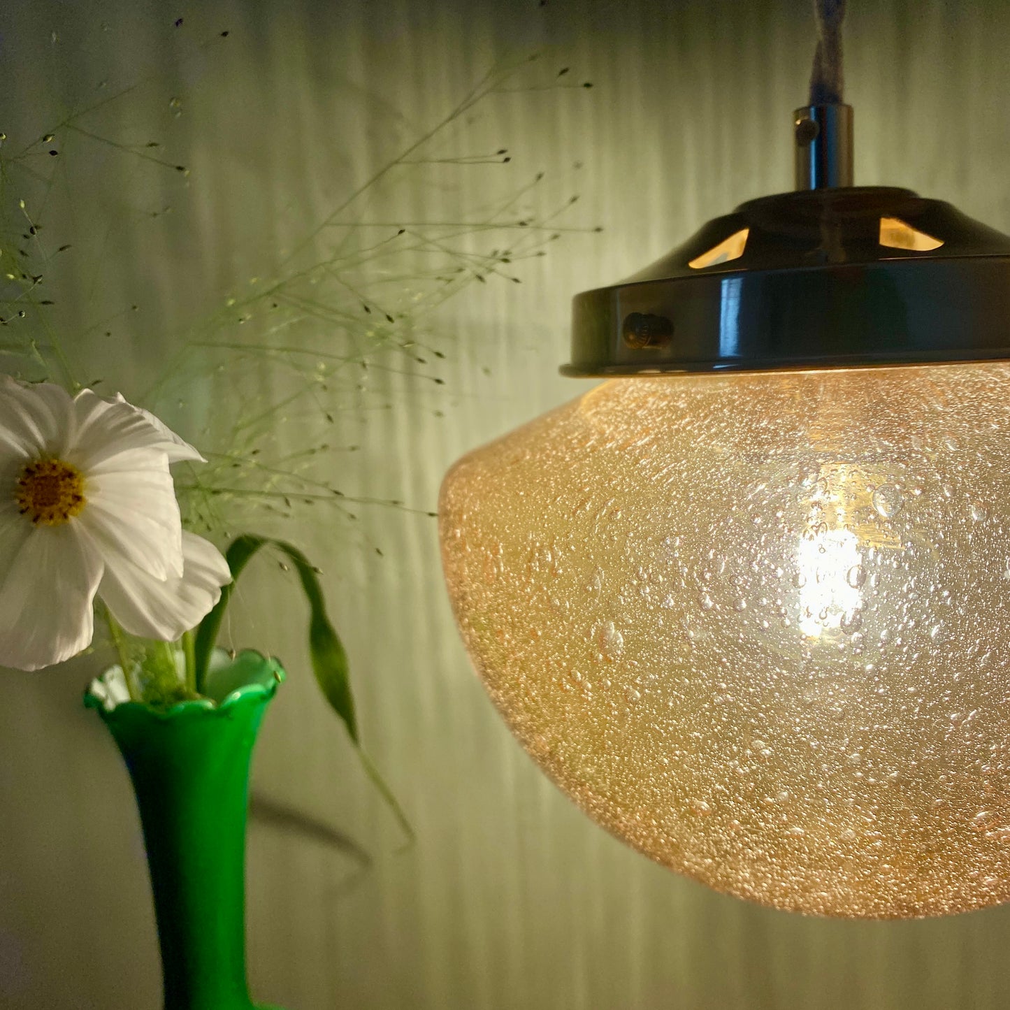 Suspension globe vintage en verre ambré bullé