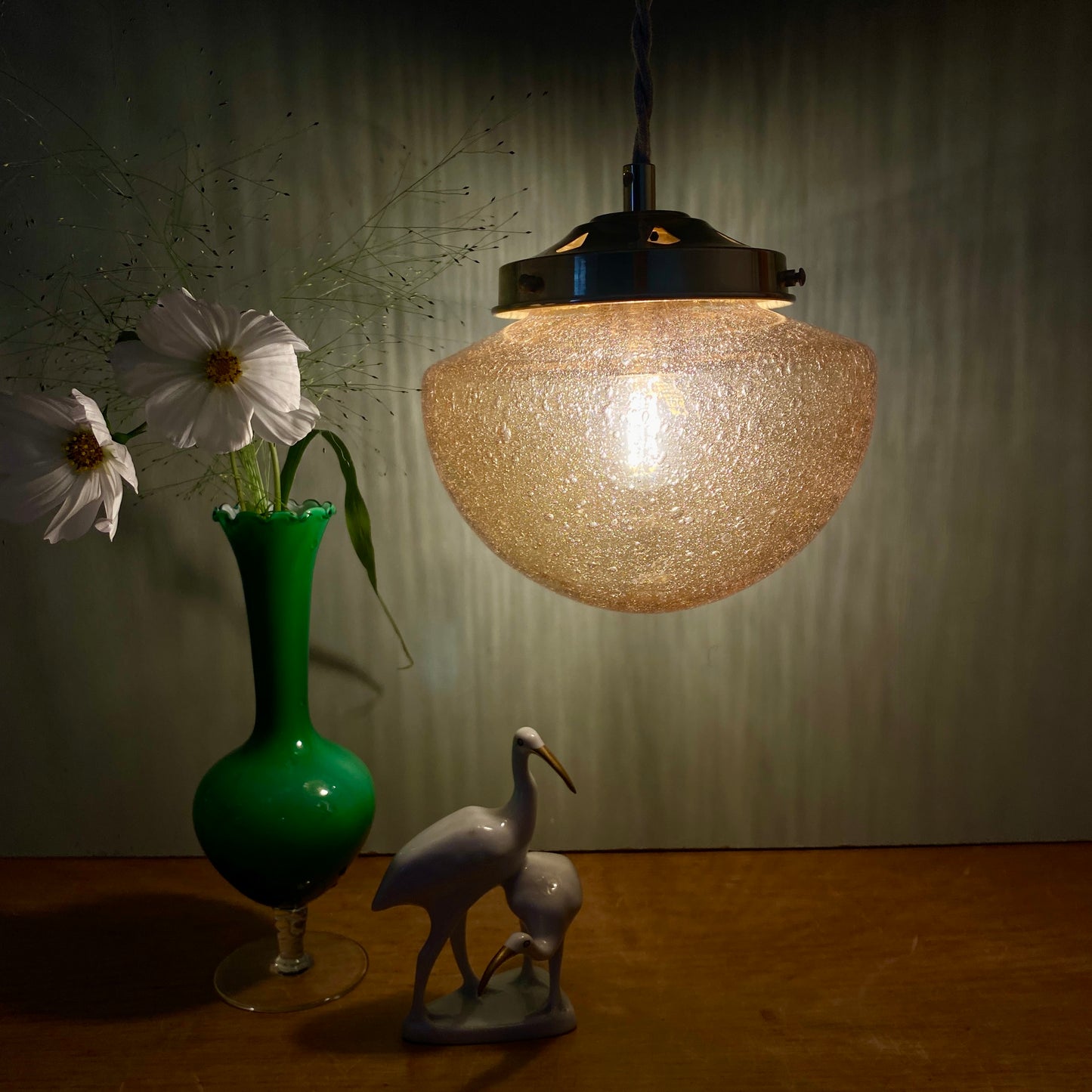 Suspension globe vintage en verre ambré bullé