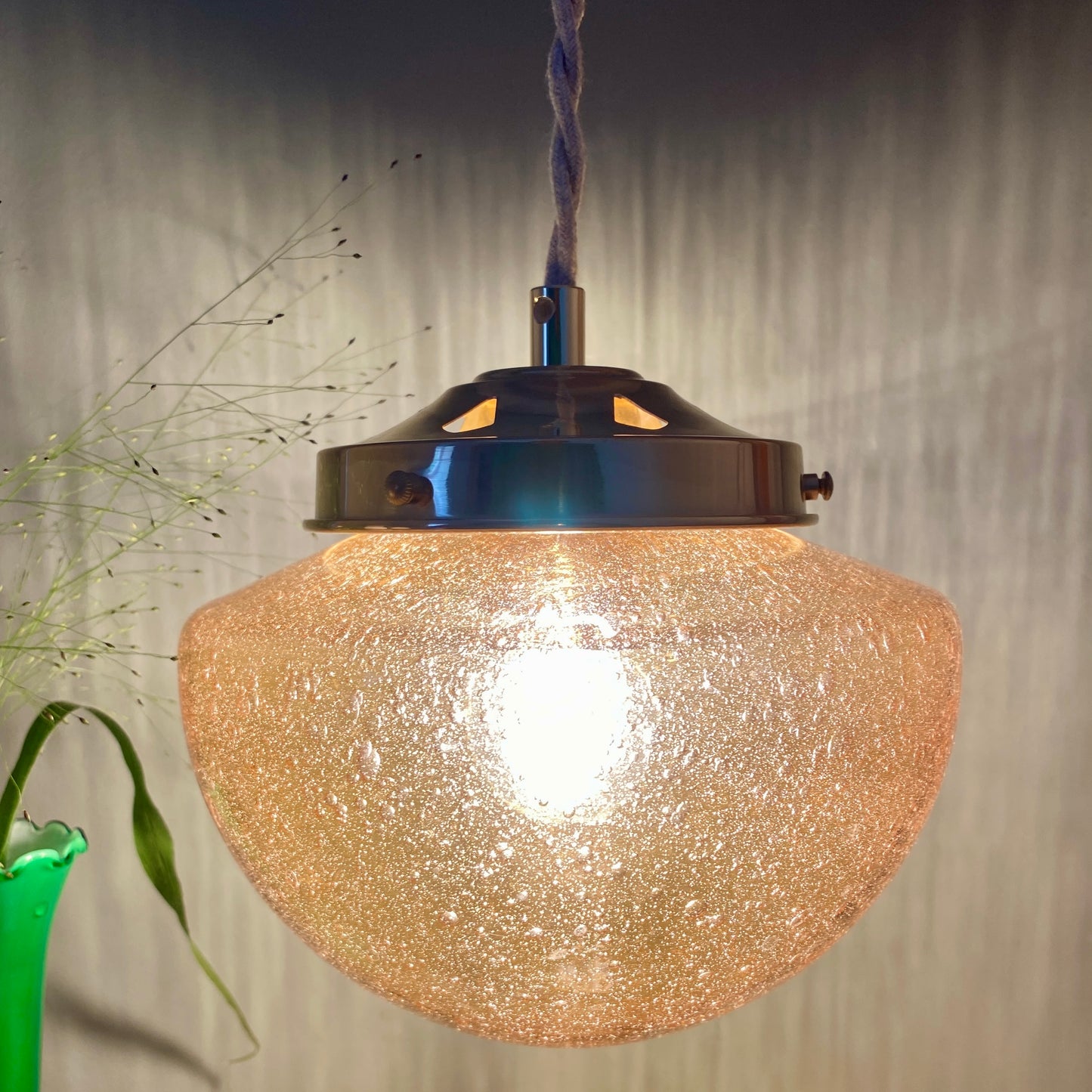 Suspension globe vintage en verre ambré bullé
