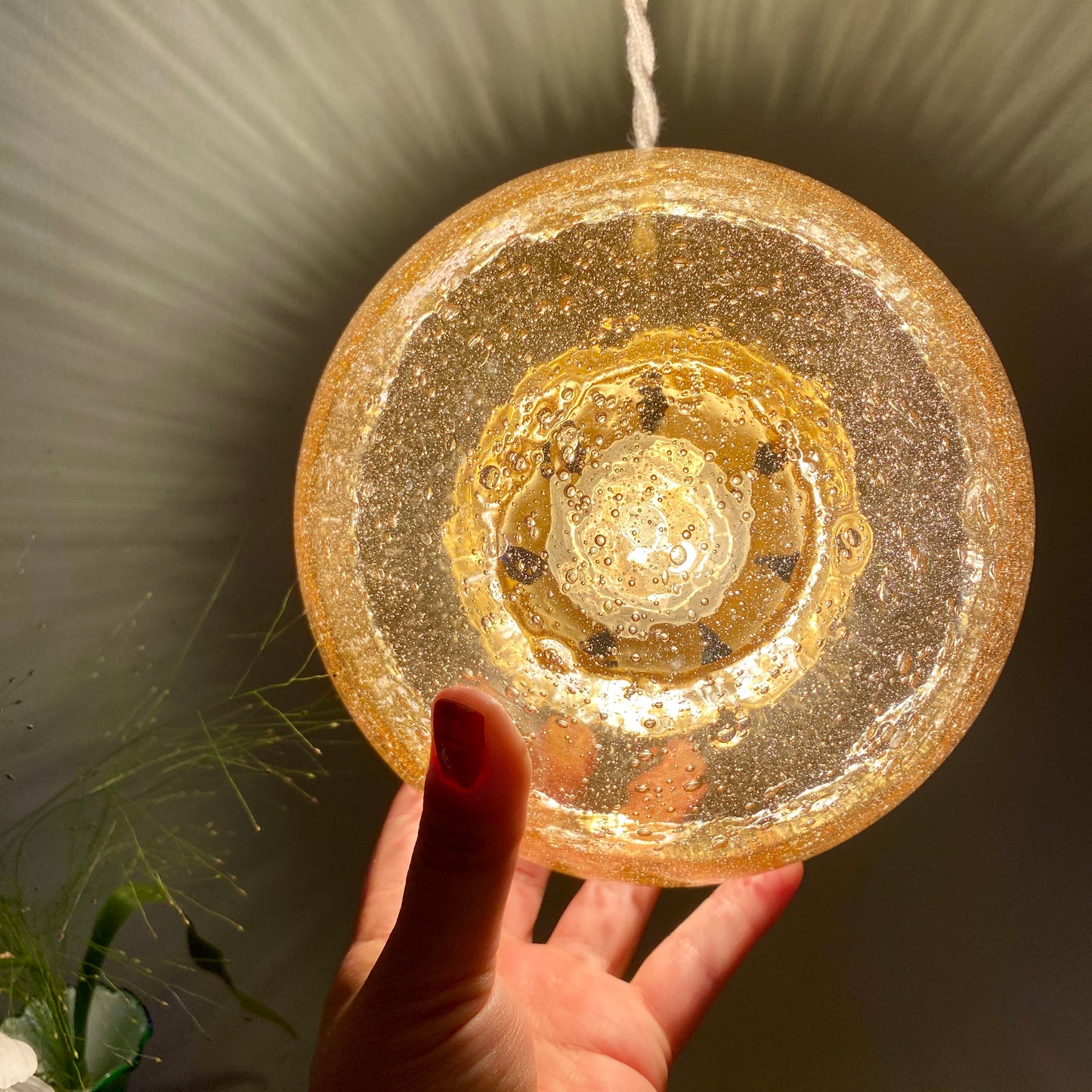 Suspension globe vintage en verre ambré bullé