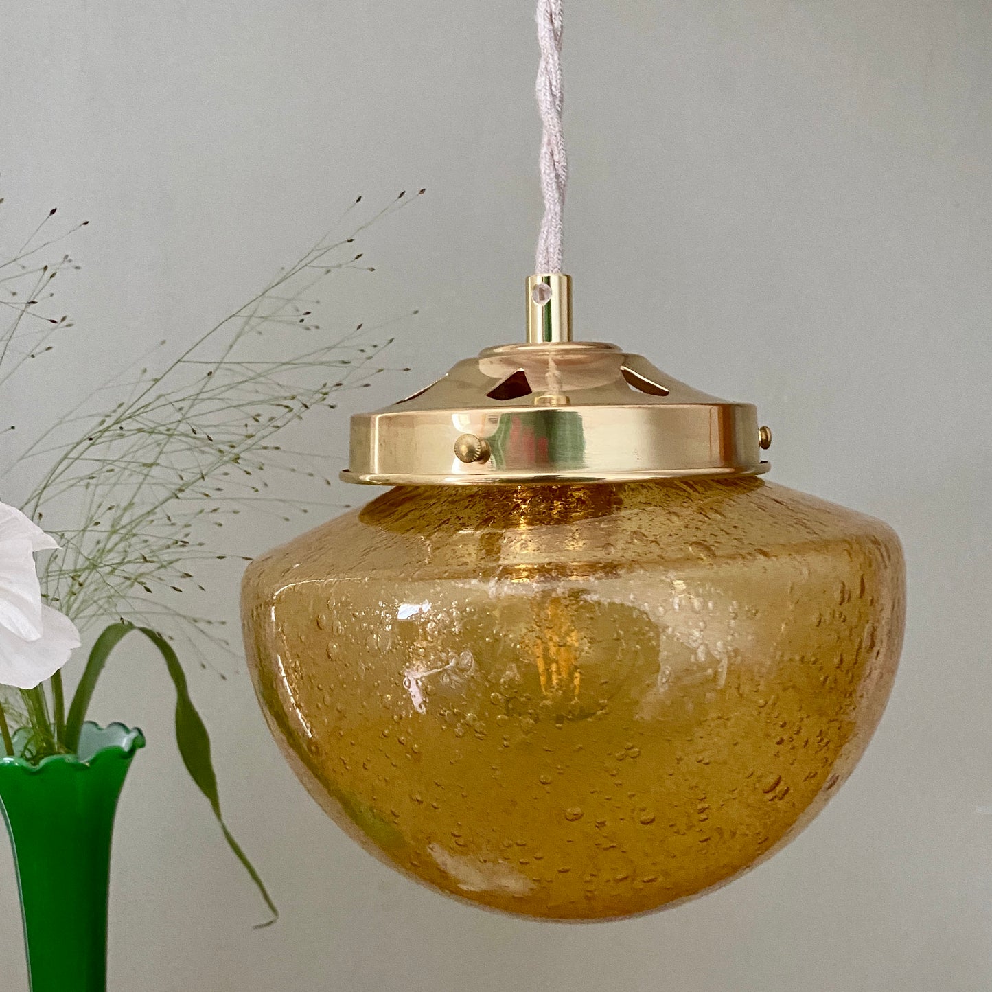 Suspension globe vintage en verre ambré bullé