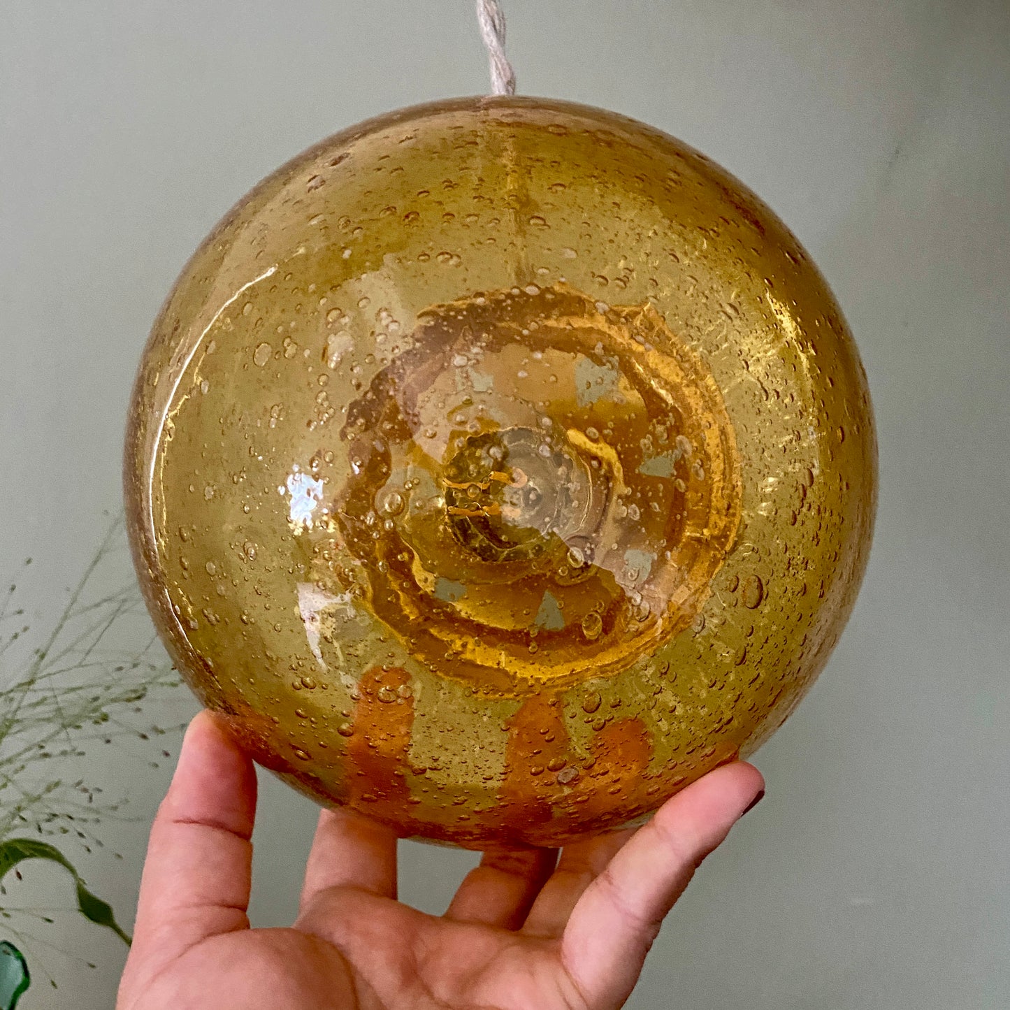 Suspension globe vintage en verre ambré bullé