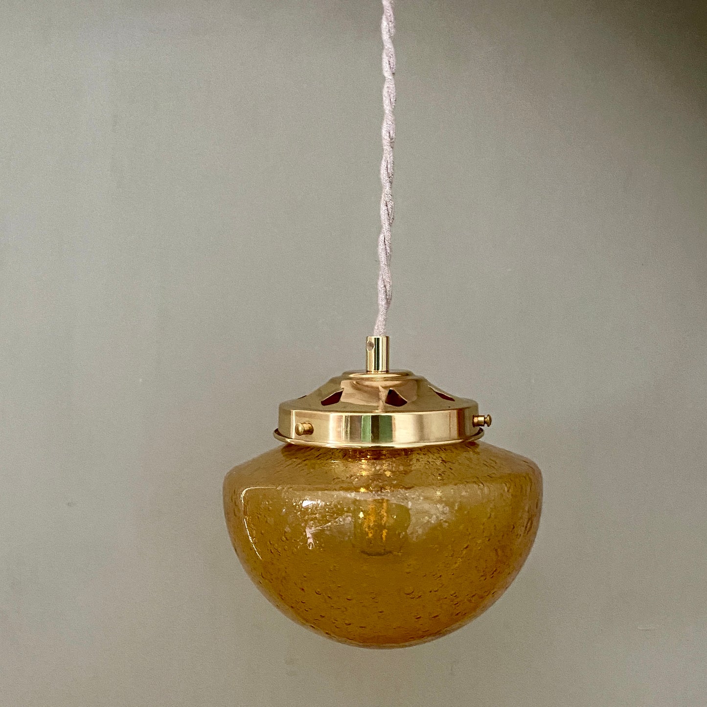Suspension globe vintage en verre ambré bullé