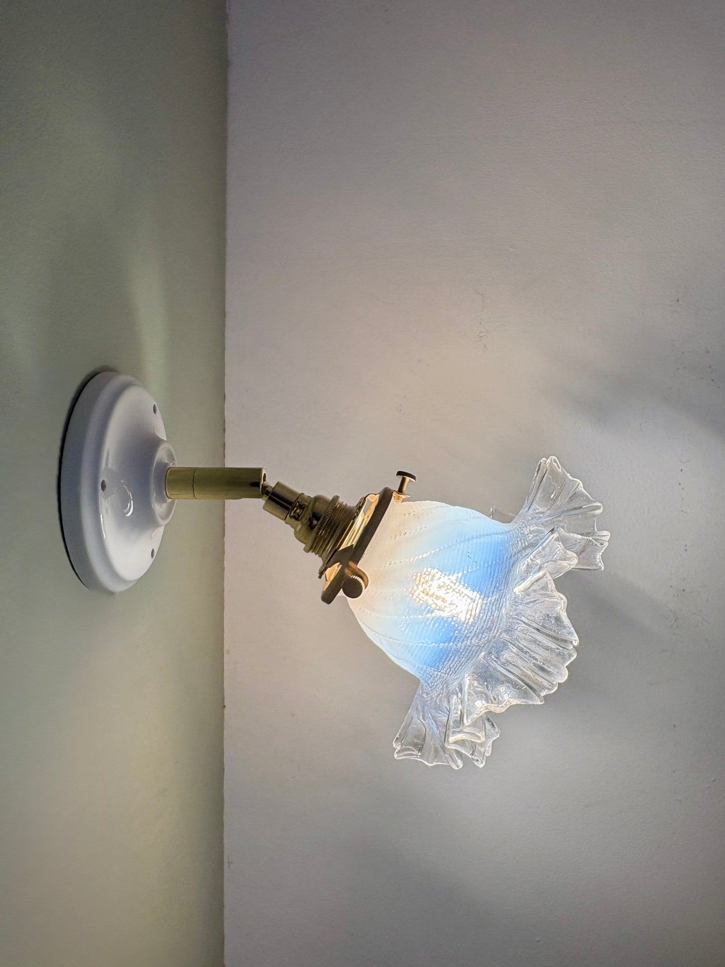 Applique tulipe vintage en verre blanc et transparent