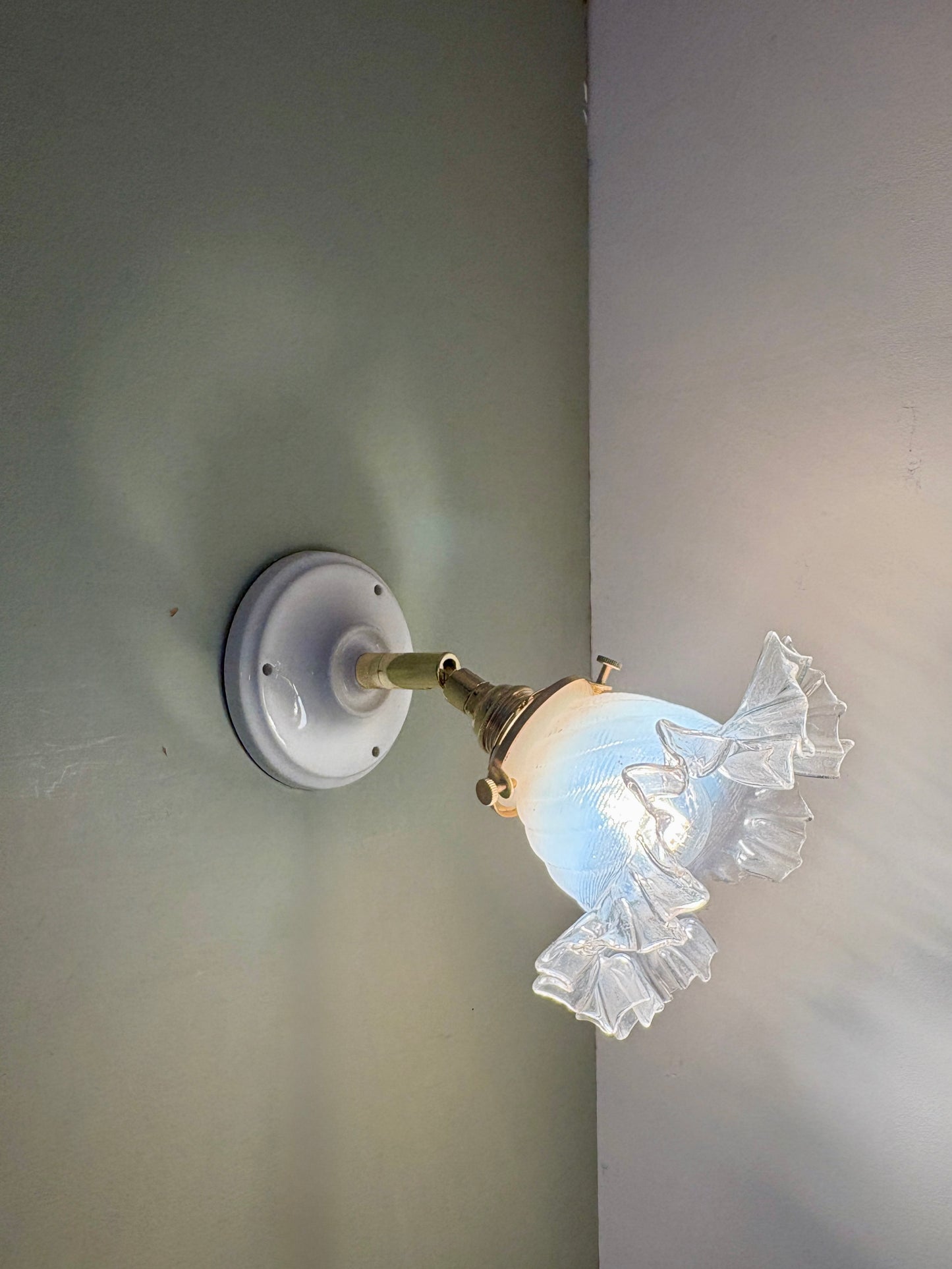 Applique tulipe vintage en verre blanc et transparent