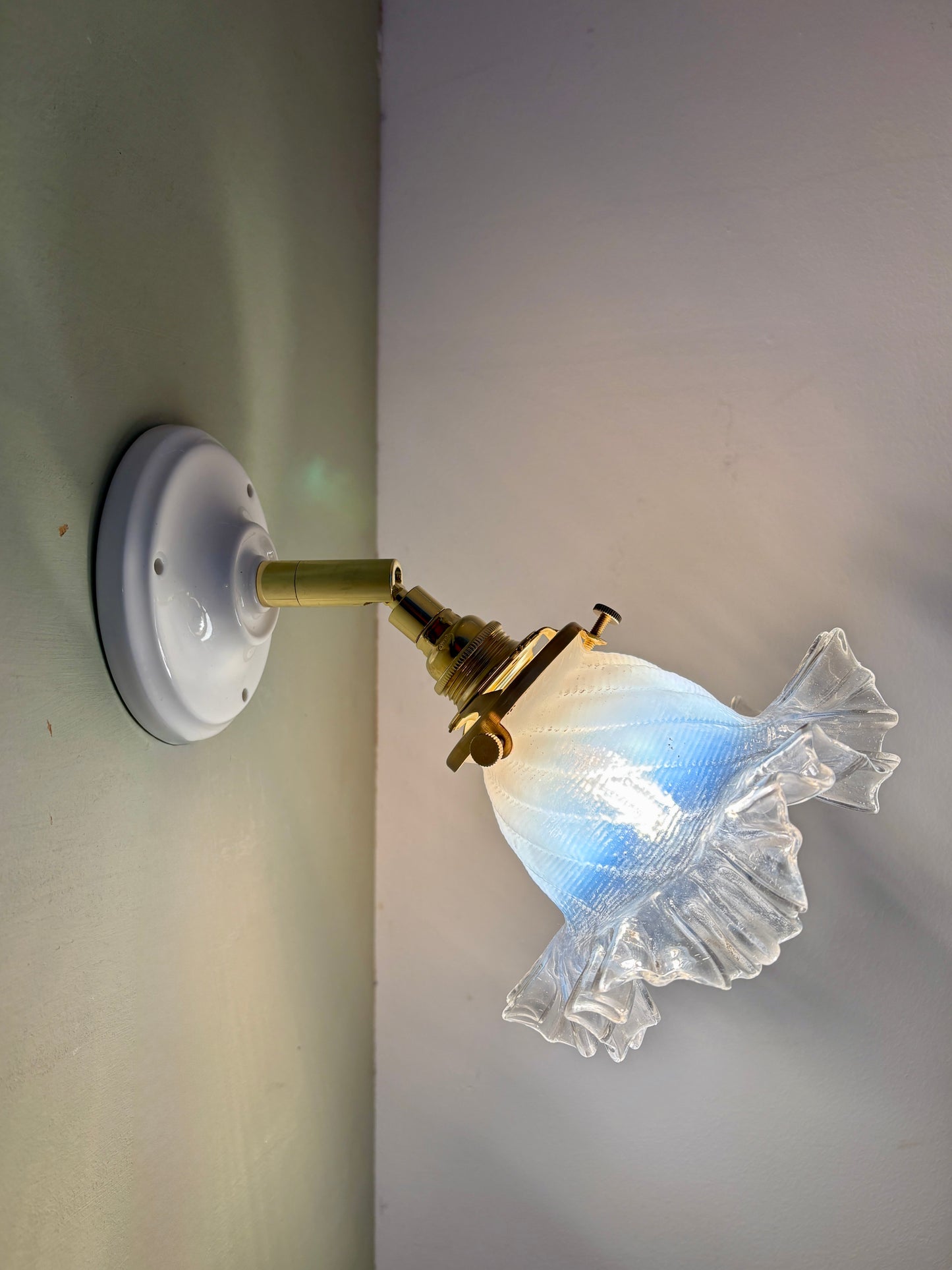 Applique tulipe vintage en verre blanc et transparent