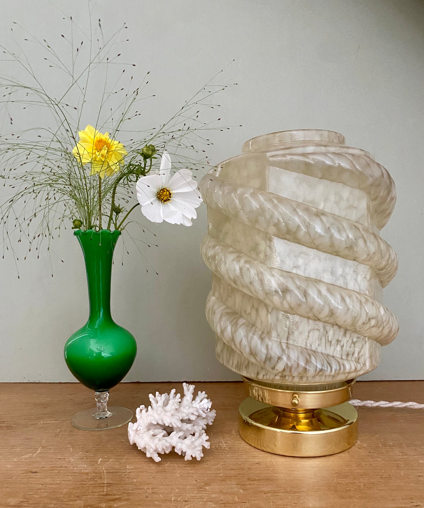 Lampe à poser globe vintage art déco en verre de Clichy jaune pâle