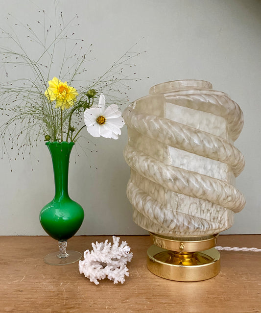 Lampe à poser globe vintage art déco en verre de Clichy jaune pâle