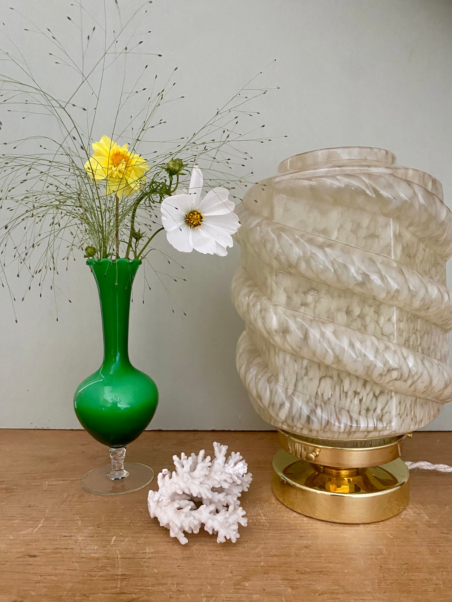 Lampe à poser globe vintage art déco en verre de Clichy jaune pâle