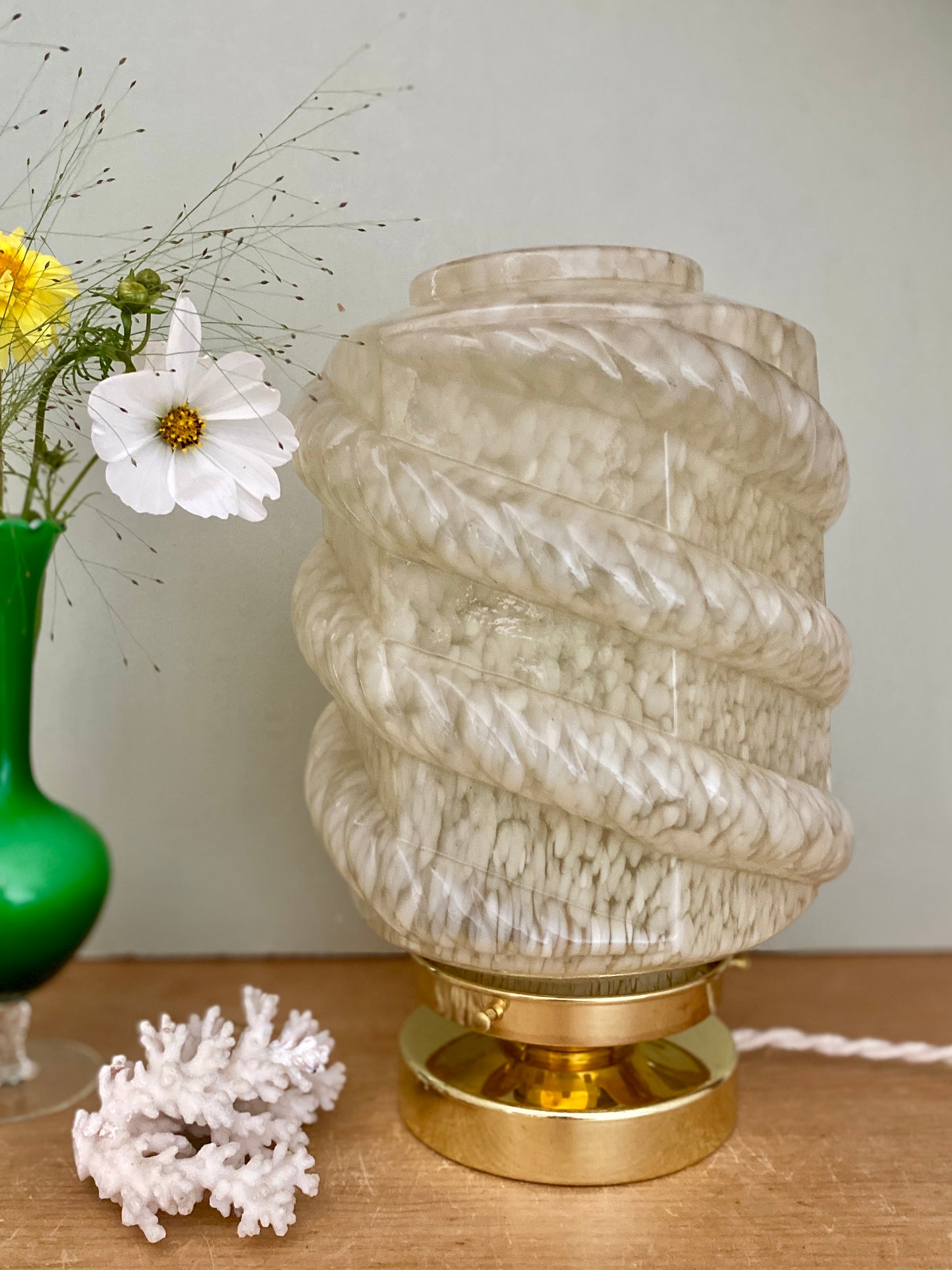 Lampe à poser globe vintage art déco en verre de Clichy jaune pâle