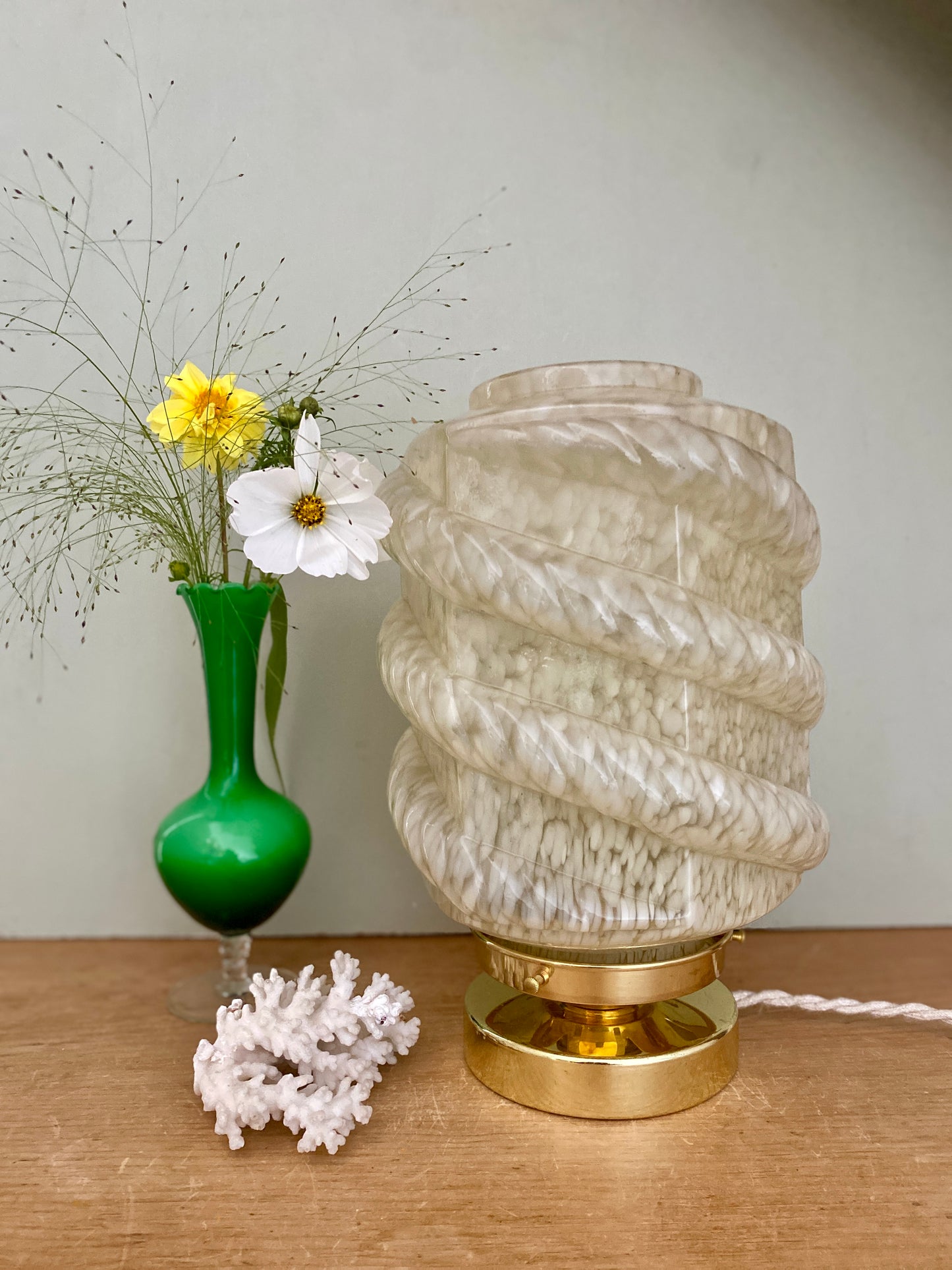 Lampe à poser globe vintage art déco en verre de Clichy jaune pâle