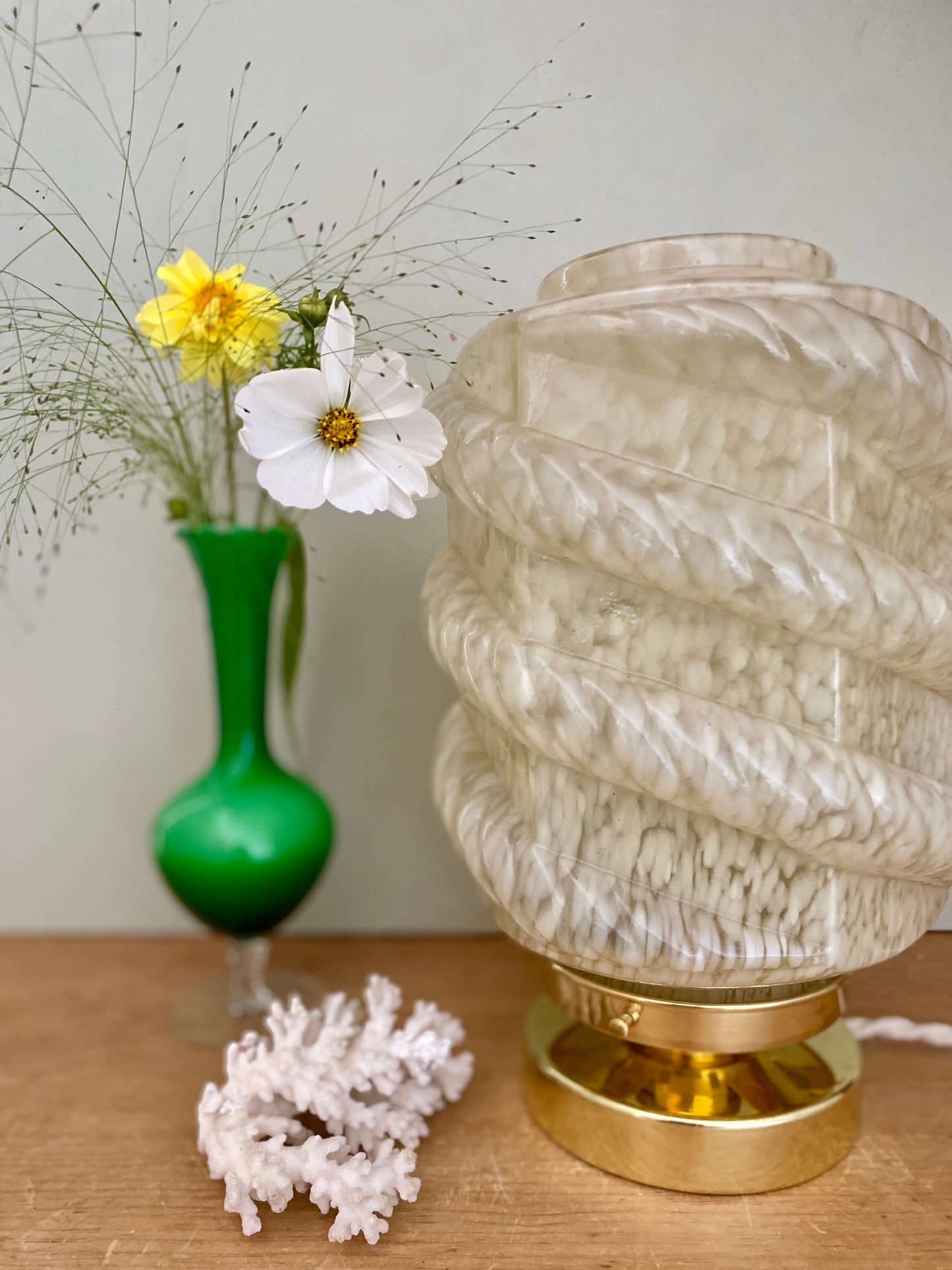 Lampe à poser globe vintage art déco en verre de Clichy jaune pâle