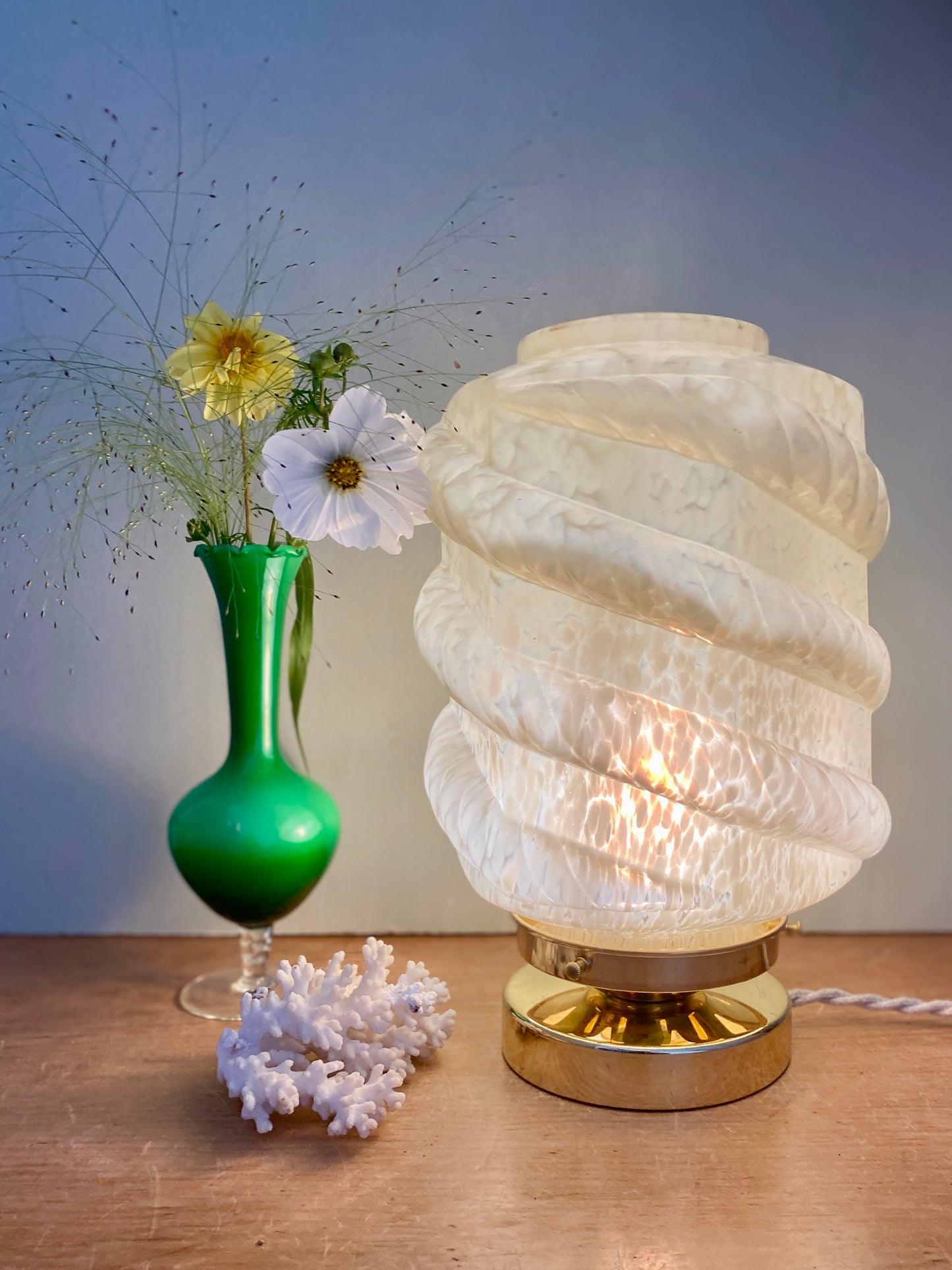 Lampe à poser globe vintage art déco en verre de Clichy jaune pâle