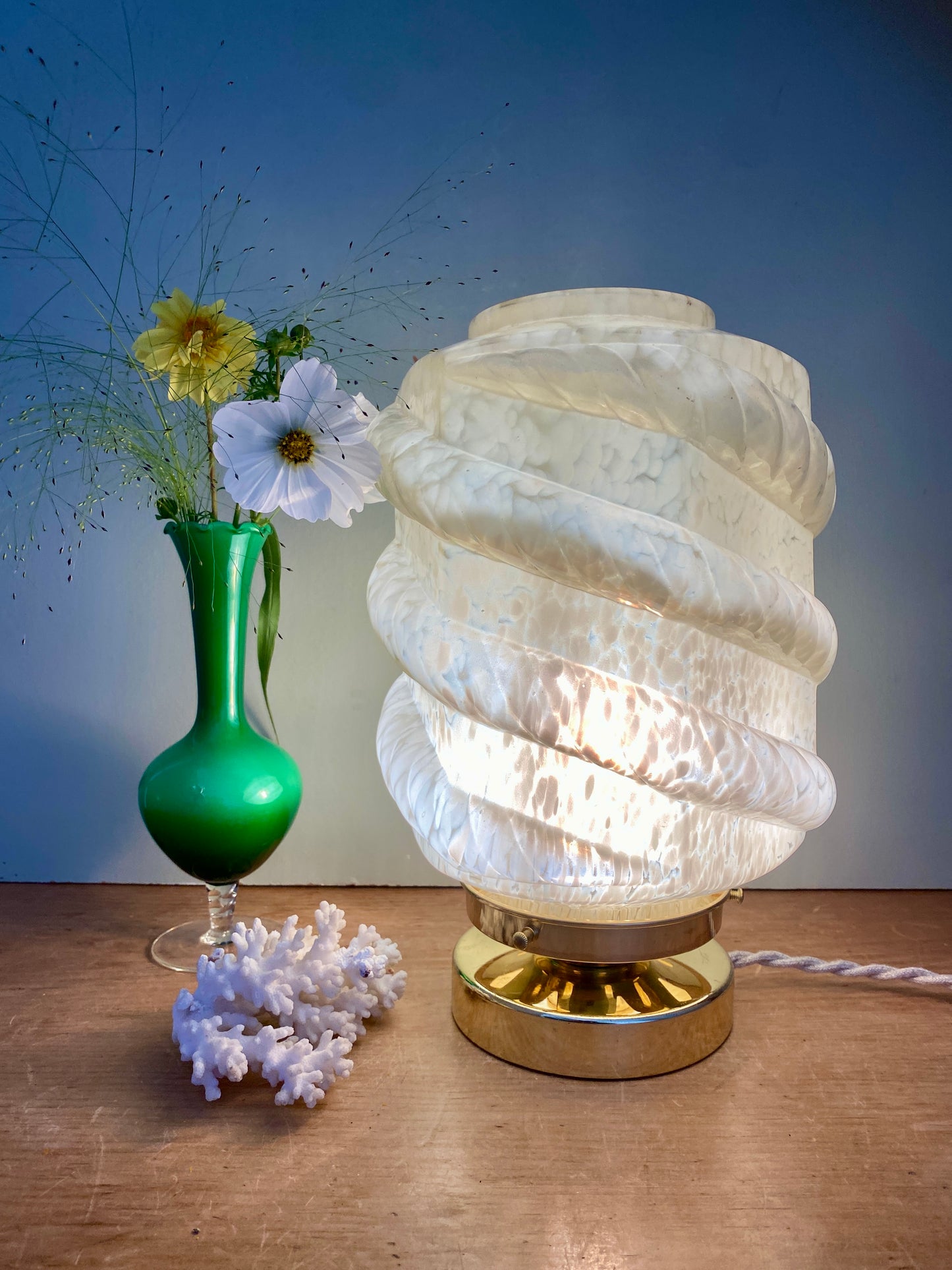 Lampe à poser globe vintage art déco en verre de Clichy jaune pâle