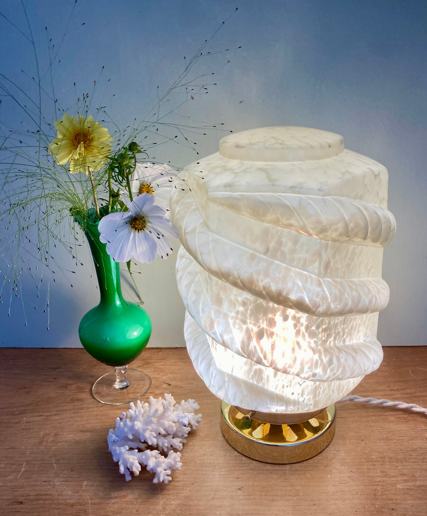 Lampe à poser globe vintage art déco en verre de Clichy jaune pâle