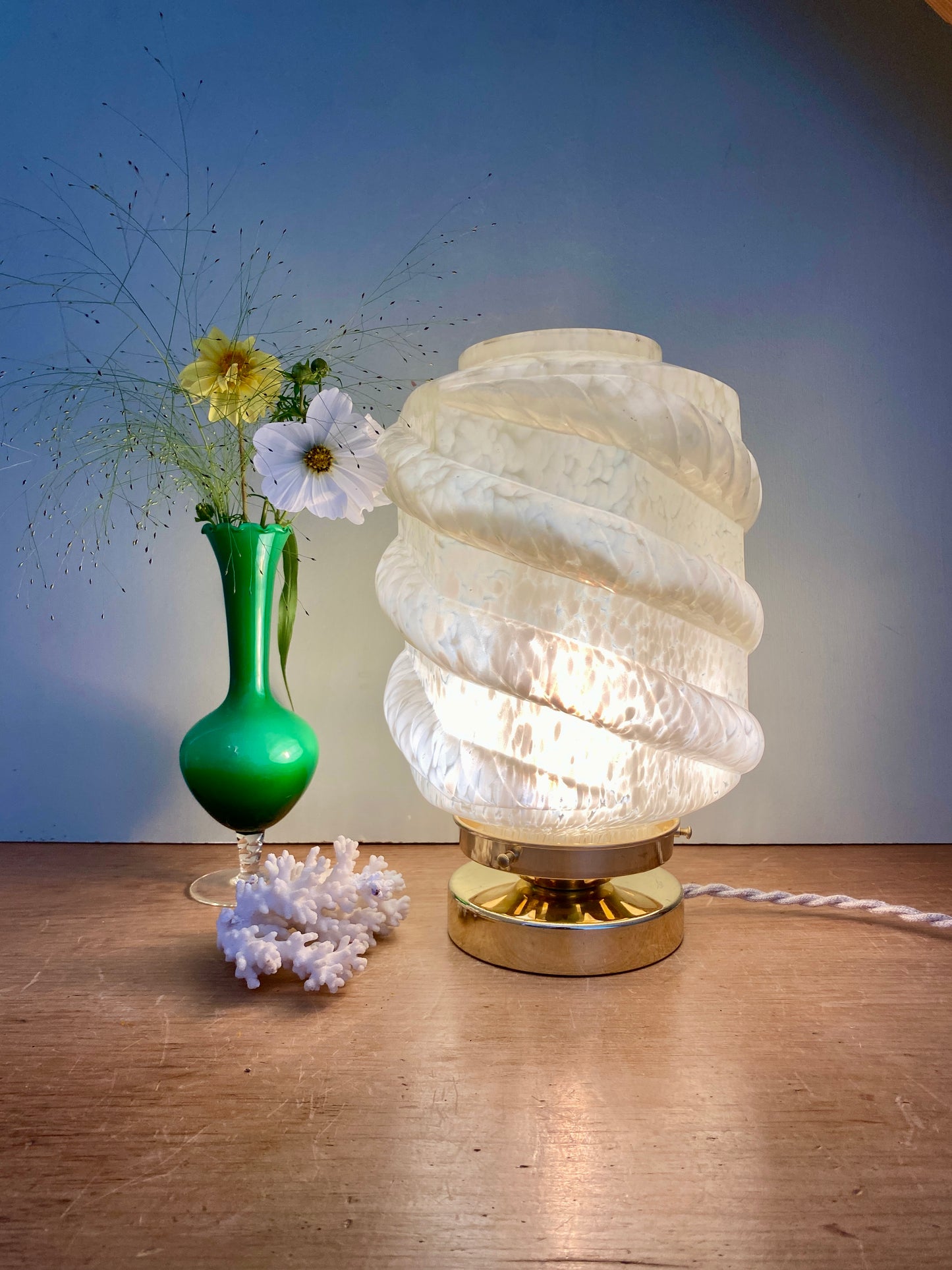 Lampe à poser globe vintage art déco en verre de Clichy jaune pâle