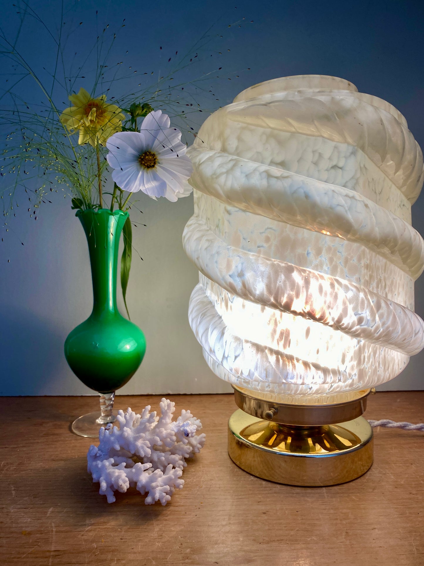 Lampe à poser globe vintage art déco en verre de Clichy jaune pâle