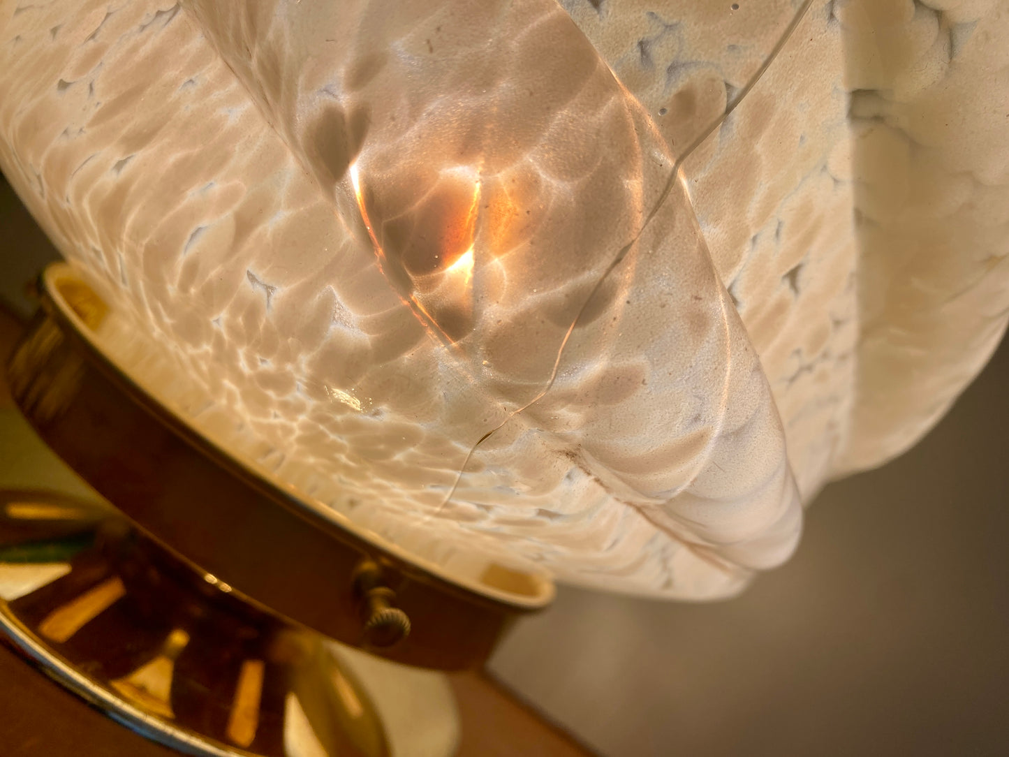 Lampe à poser globe vintage art déco en verre de Clichy jaune pâle