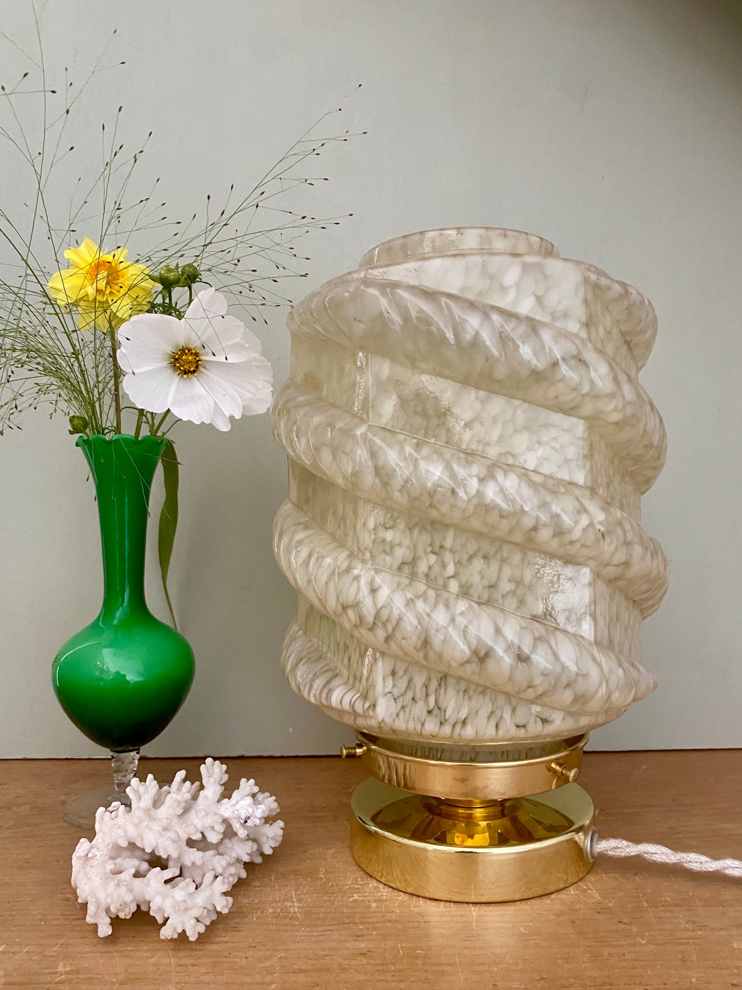 Lampe à poser globe vintage art déco en verre de Clichy jaune pâle