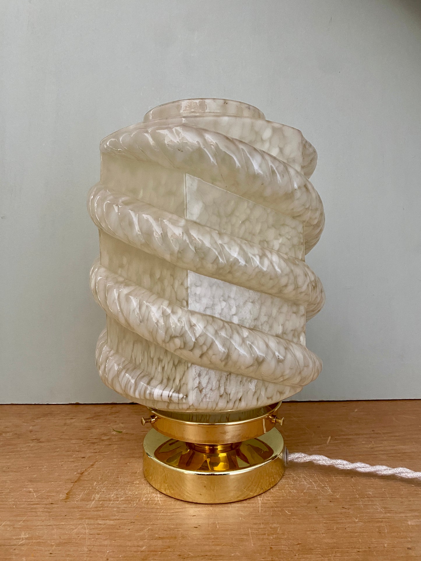 Lampe à poser globe vintage art déco en verre de Clichy jaune pâle