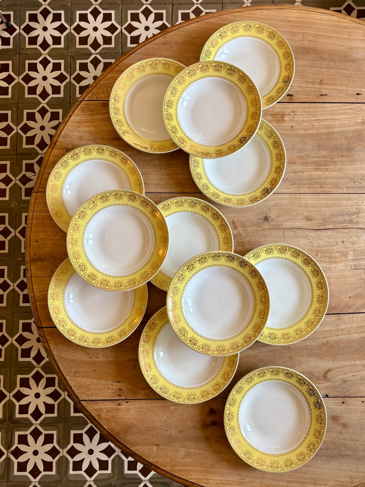 Lot de 12 assiettes creuses vintage blanches, jaunes et dorées
