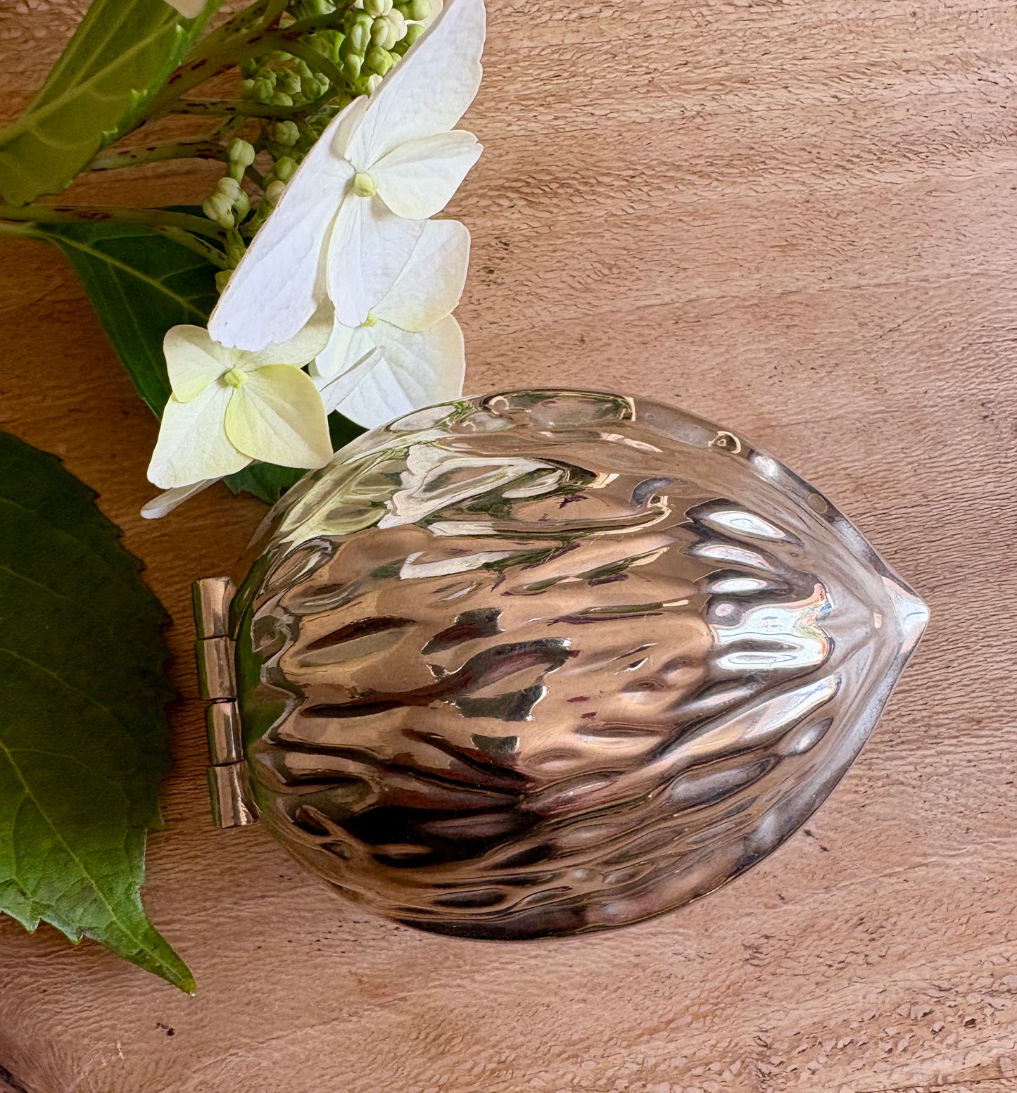 Casse noix vintage en forme de noix