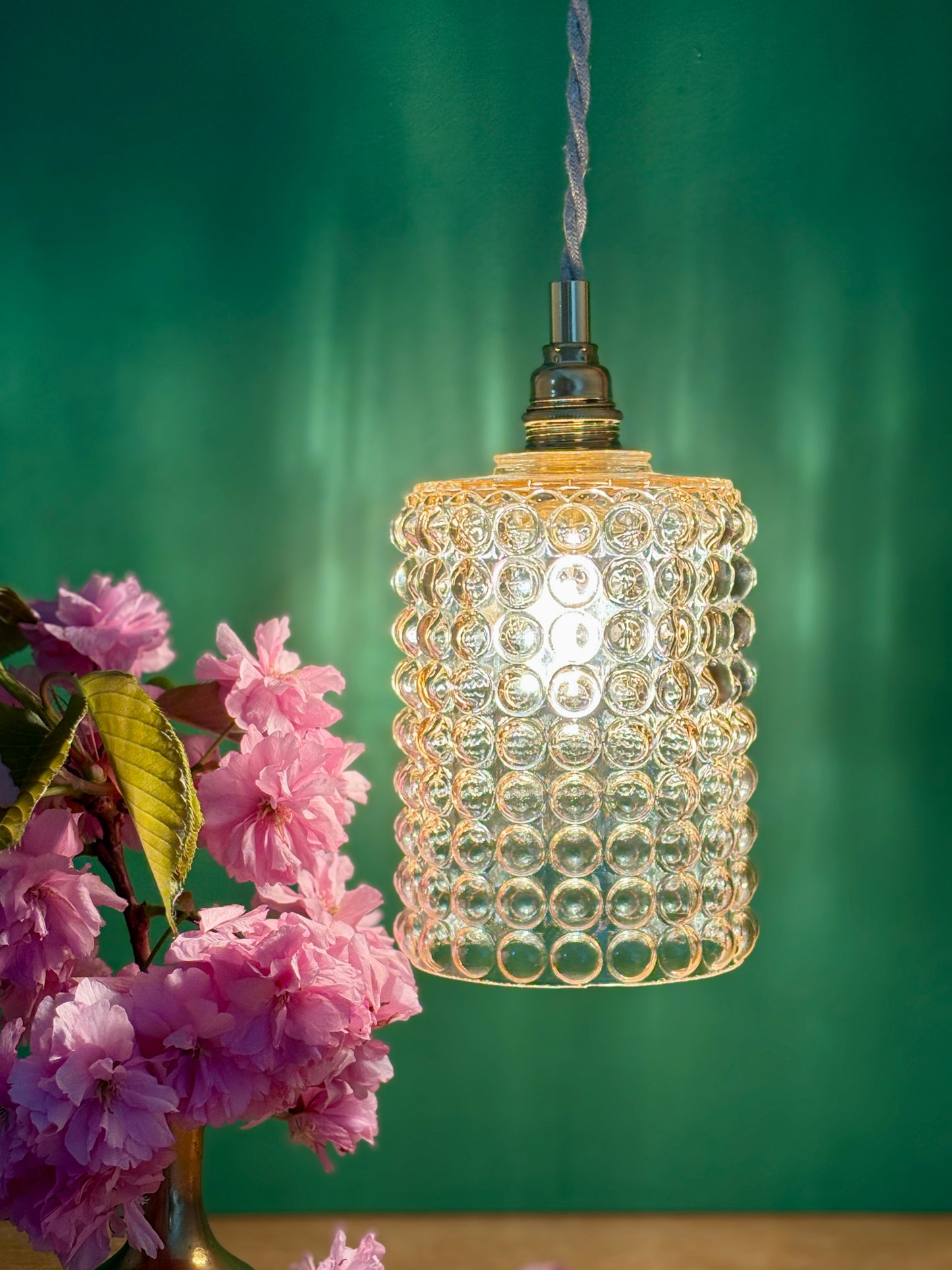 Suspension globe vintage en verre ambré bullé