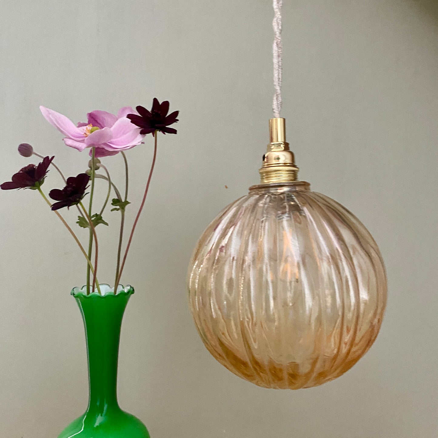 Suspension globe vintage en verre ambré rond