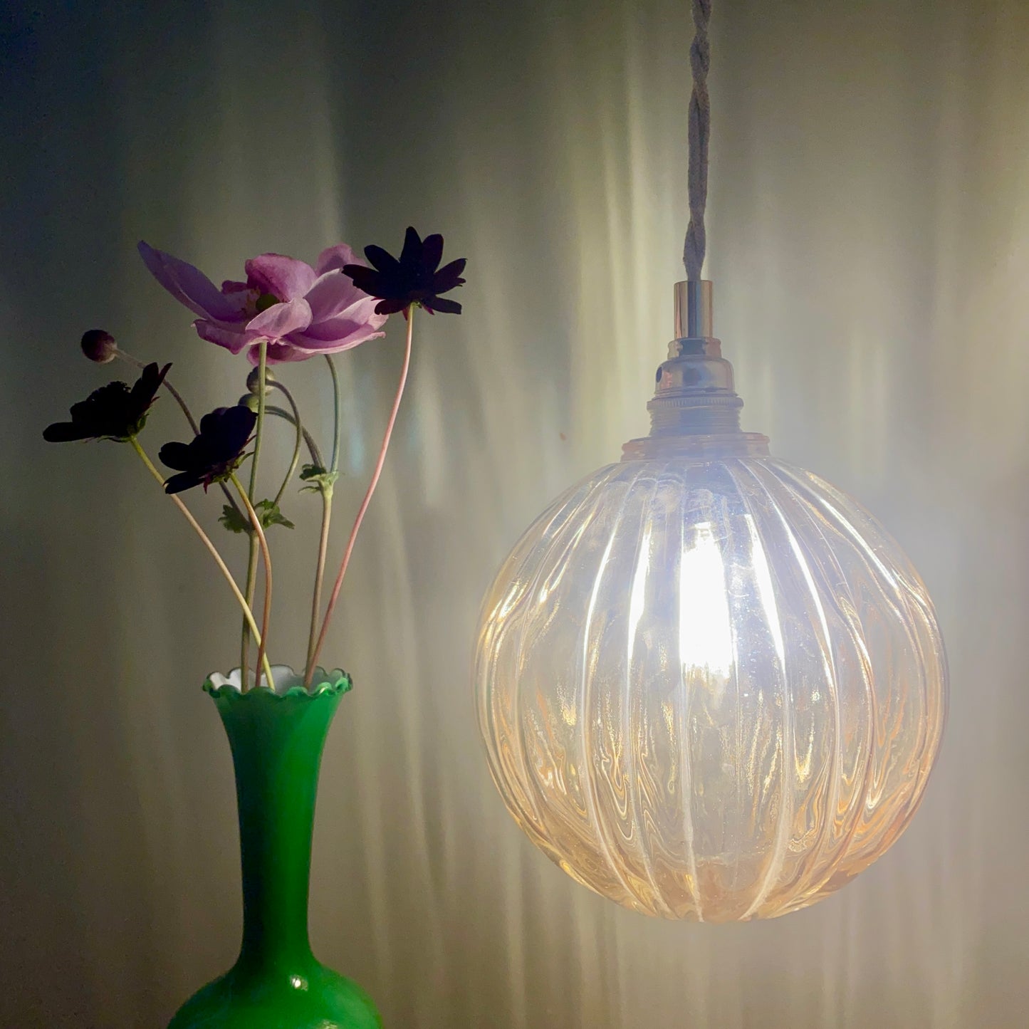 Suspension globe vintage en verre ambré rond
