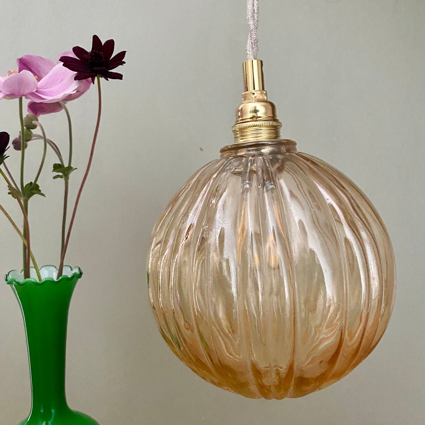 Suspension globe vintage en verre ambré rond