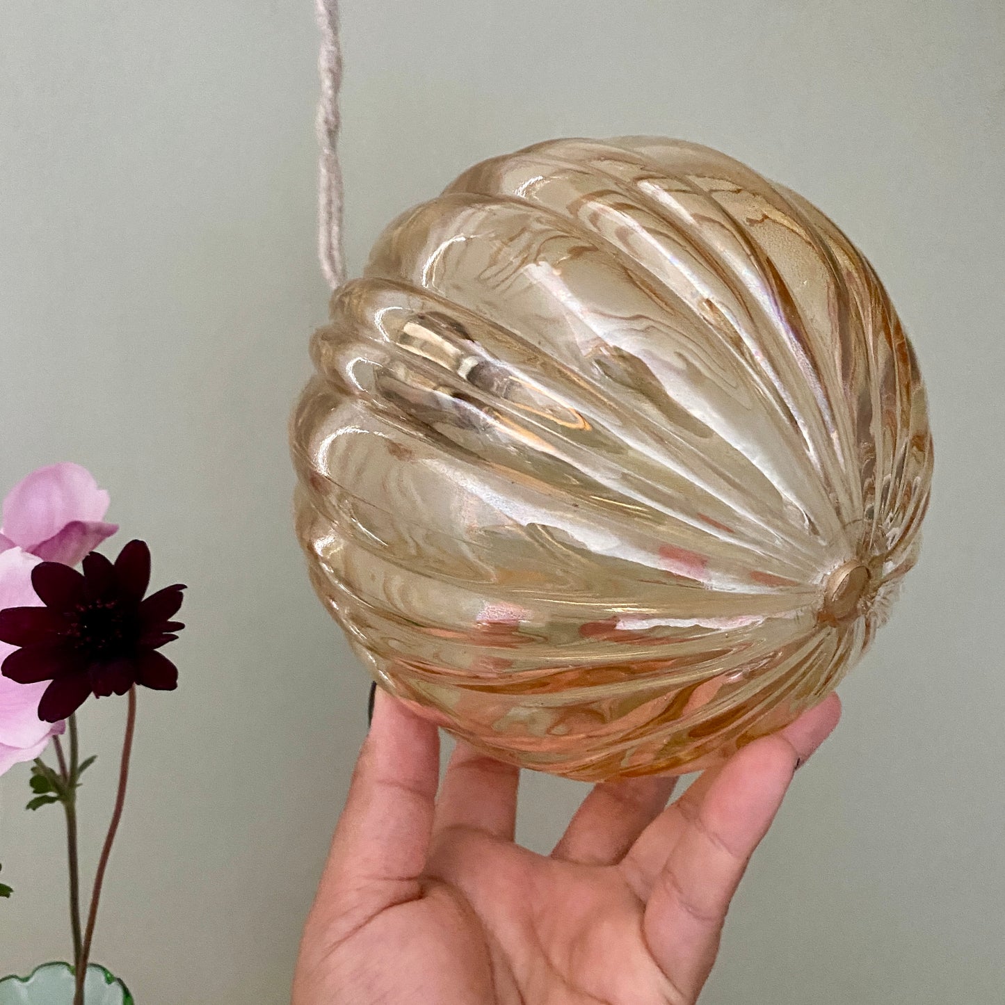 Suspension globe vintage en verre ambré rond