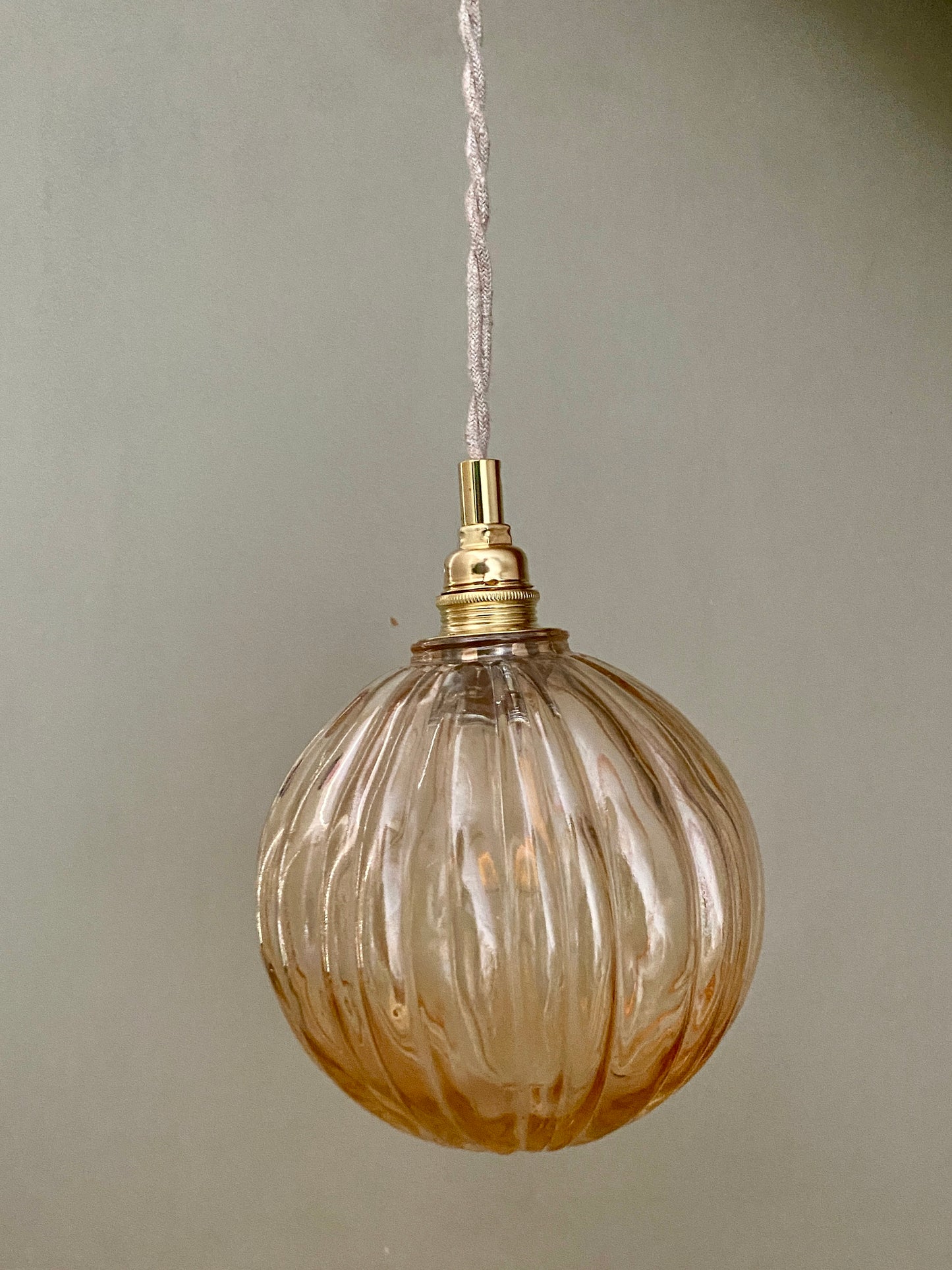 Suspension globe vintage en verre ambré rond