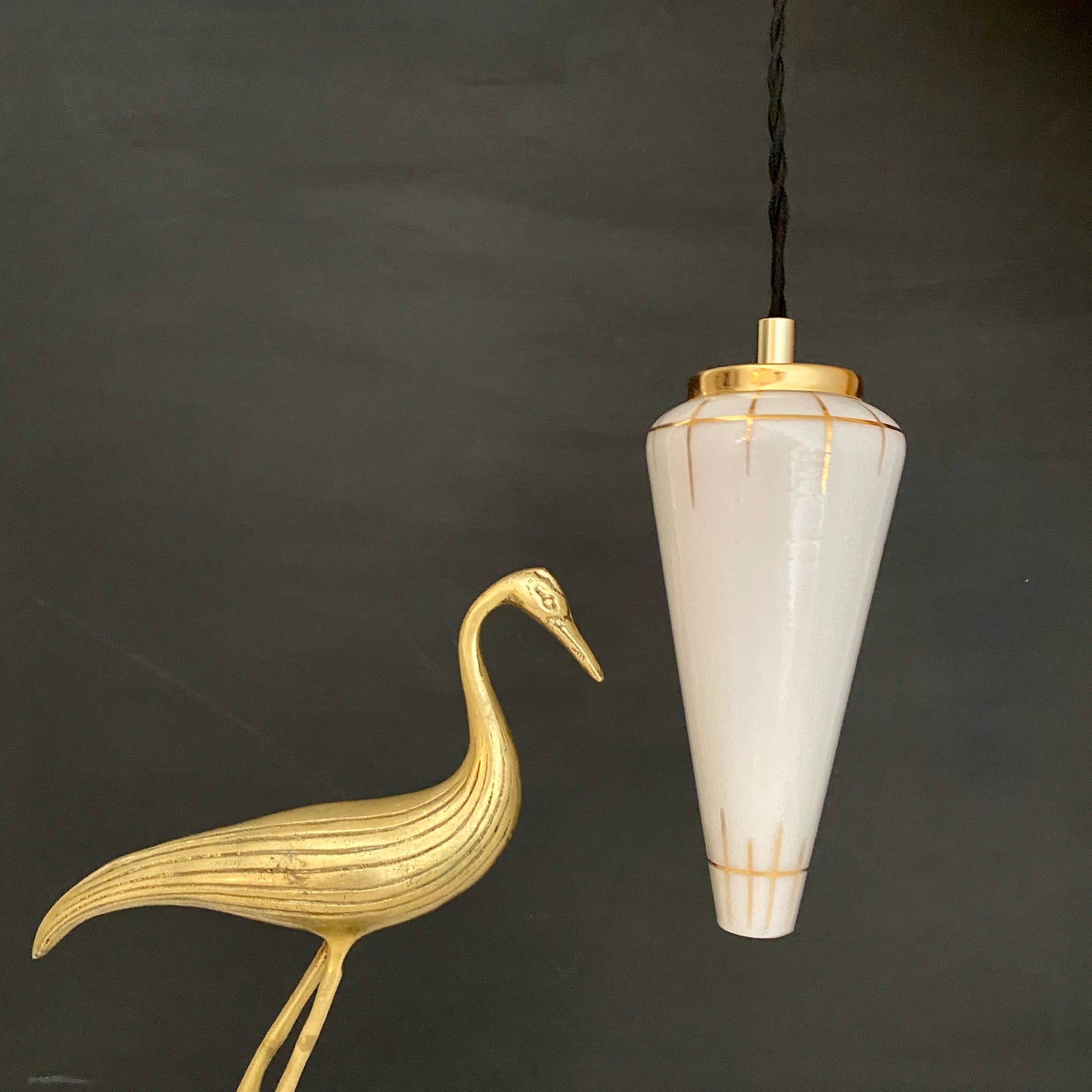 Suspension tulipe vintage art déco en opaline blanche et dorée