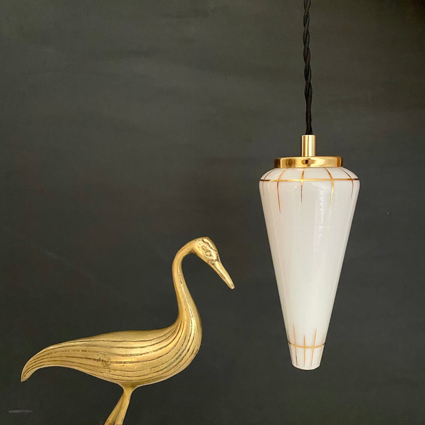 Suspension tulipe vintage art déco en opaline blanche et dorée