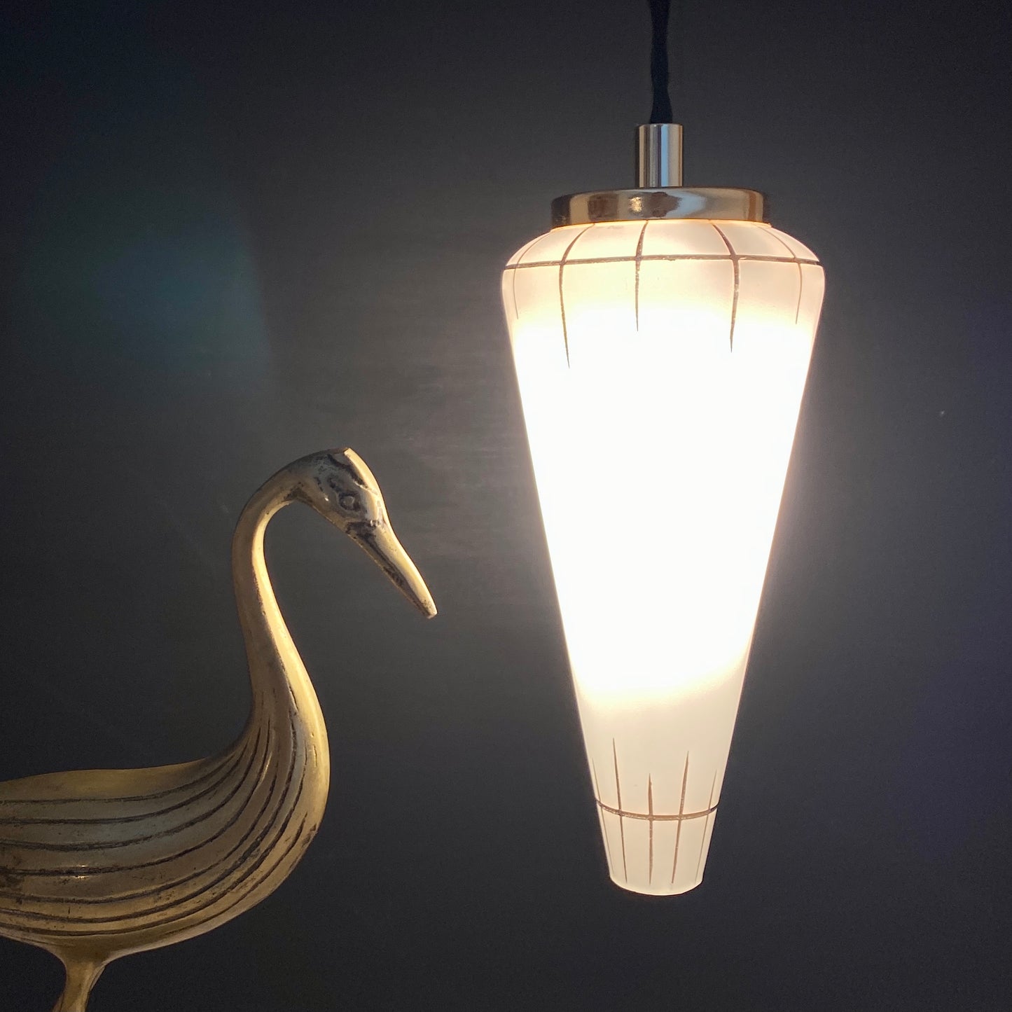 Suspension tulipe vintage art déco en opaline blanche et dorée