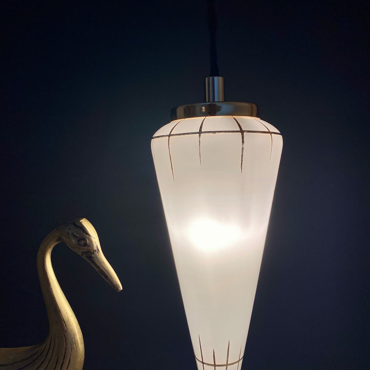 Suspension tulipe vintage art déco en opaline blanche et dorée